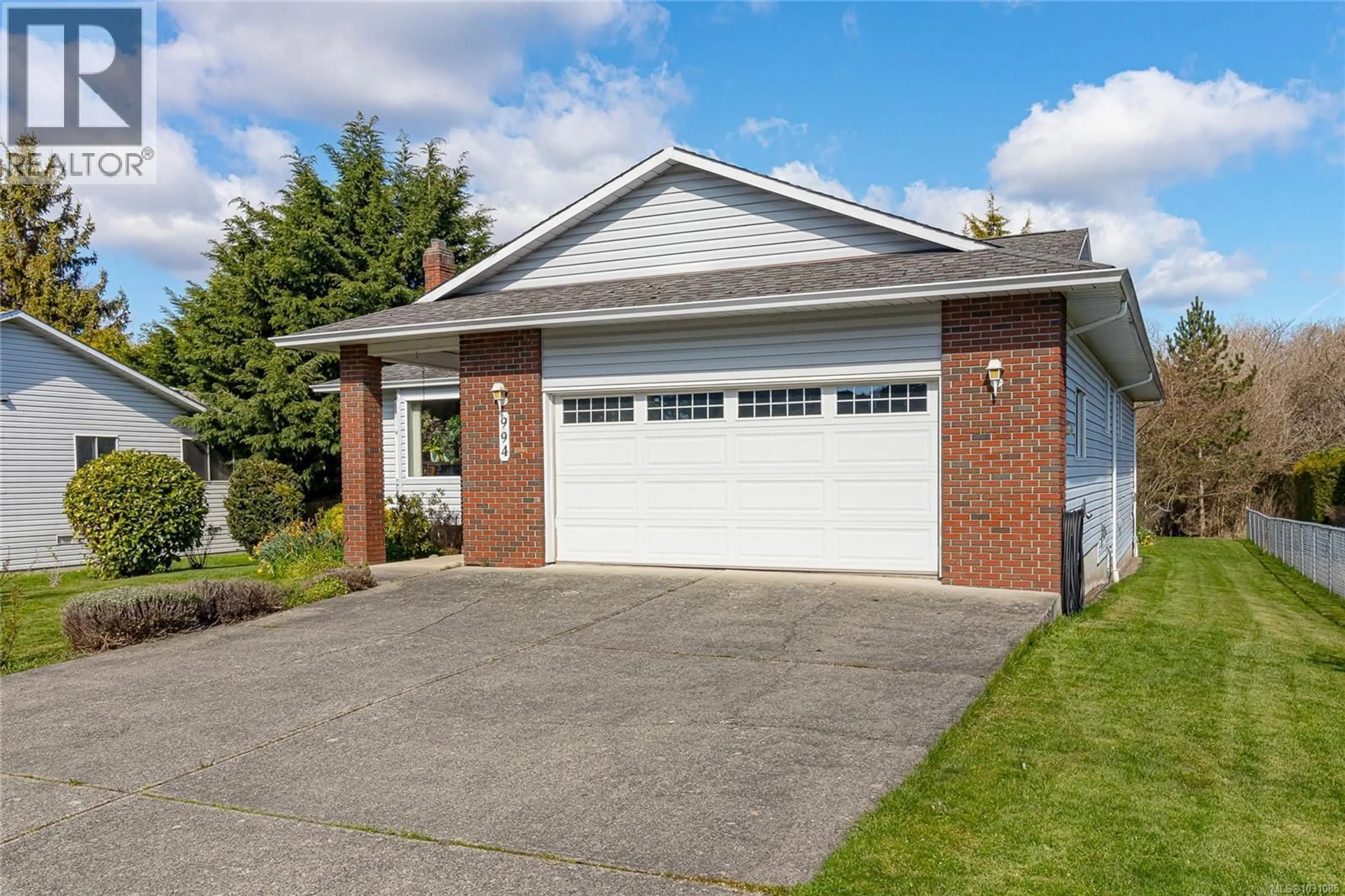 Home with brick exterior material, street for 994 MEADOWVIEW PLACE, Saanich British Columbia V8Z7E2