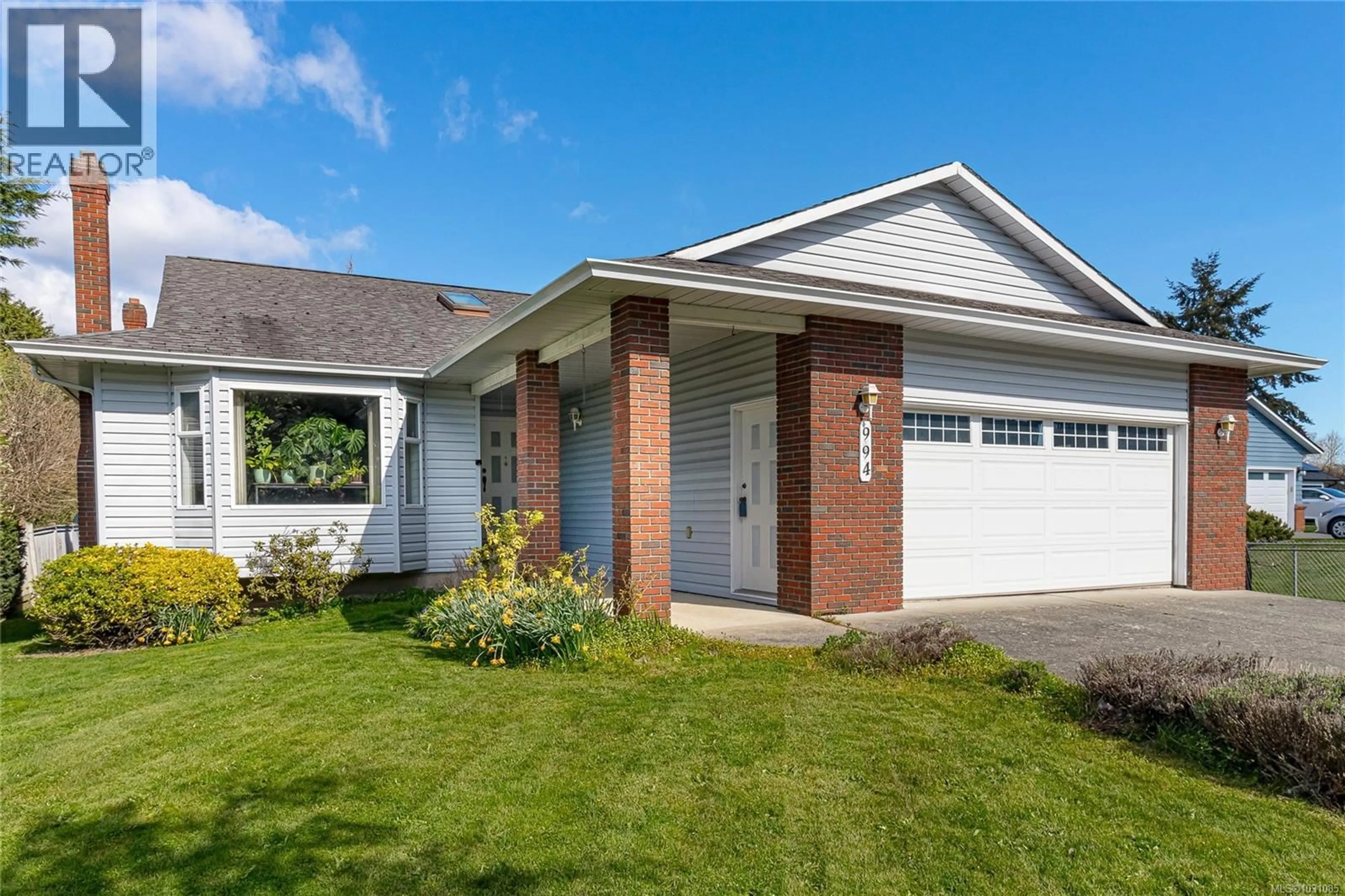 Home with brick exterior material, street for 994 MEADOWVIEW PLACE, Saanich British Columbia V8Z7E2