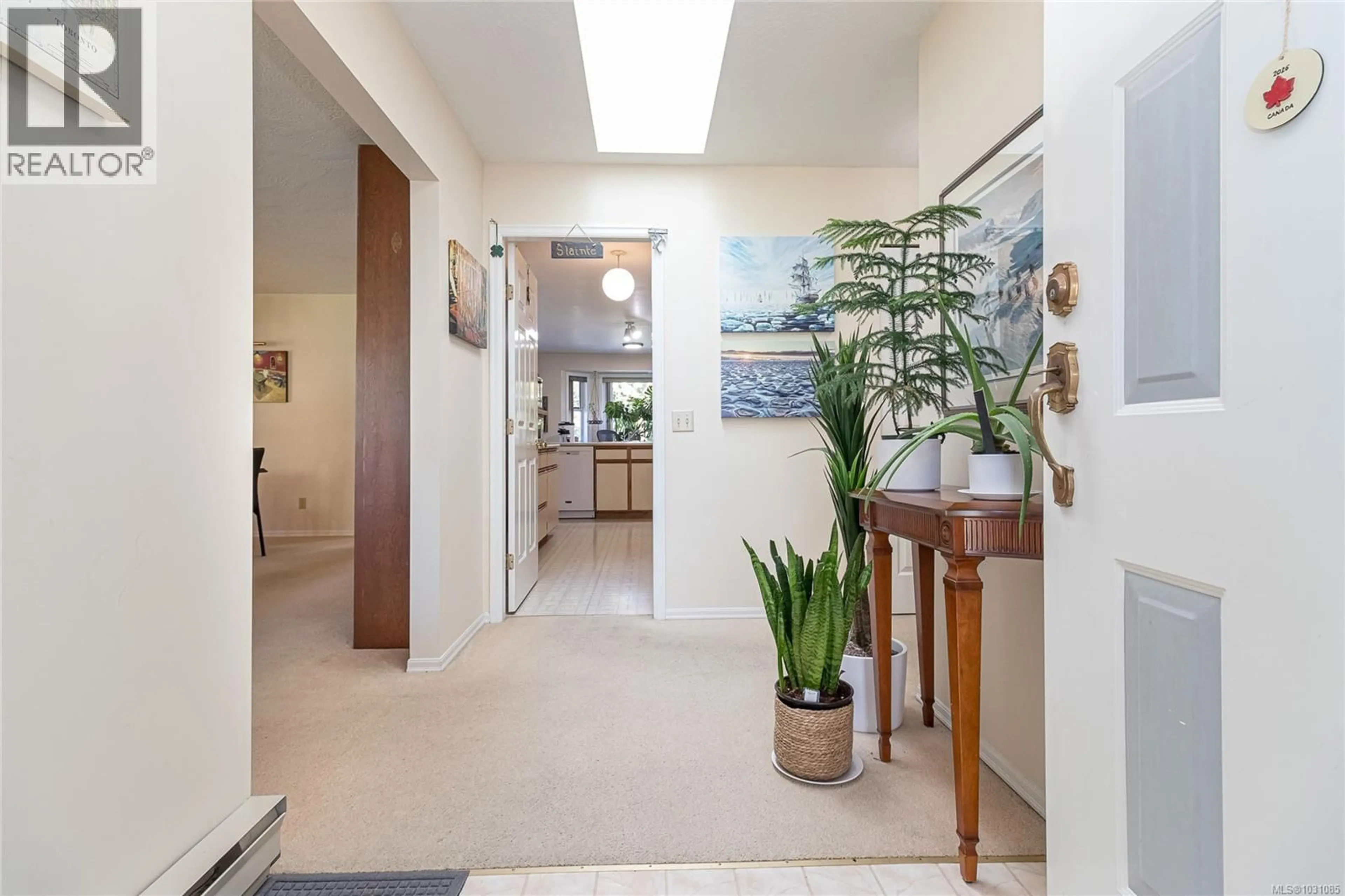 Indoor foyer for 994 MEADOWVIEW PLACE, Saanich British Columbia V8Z7E2