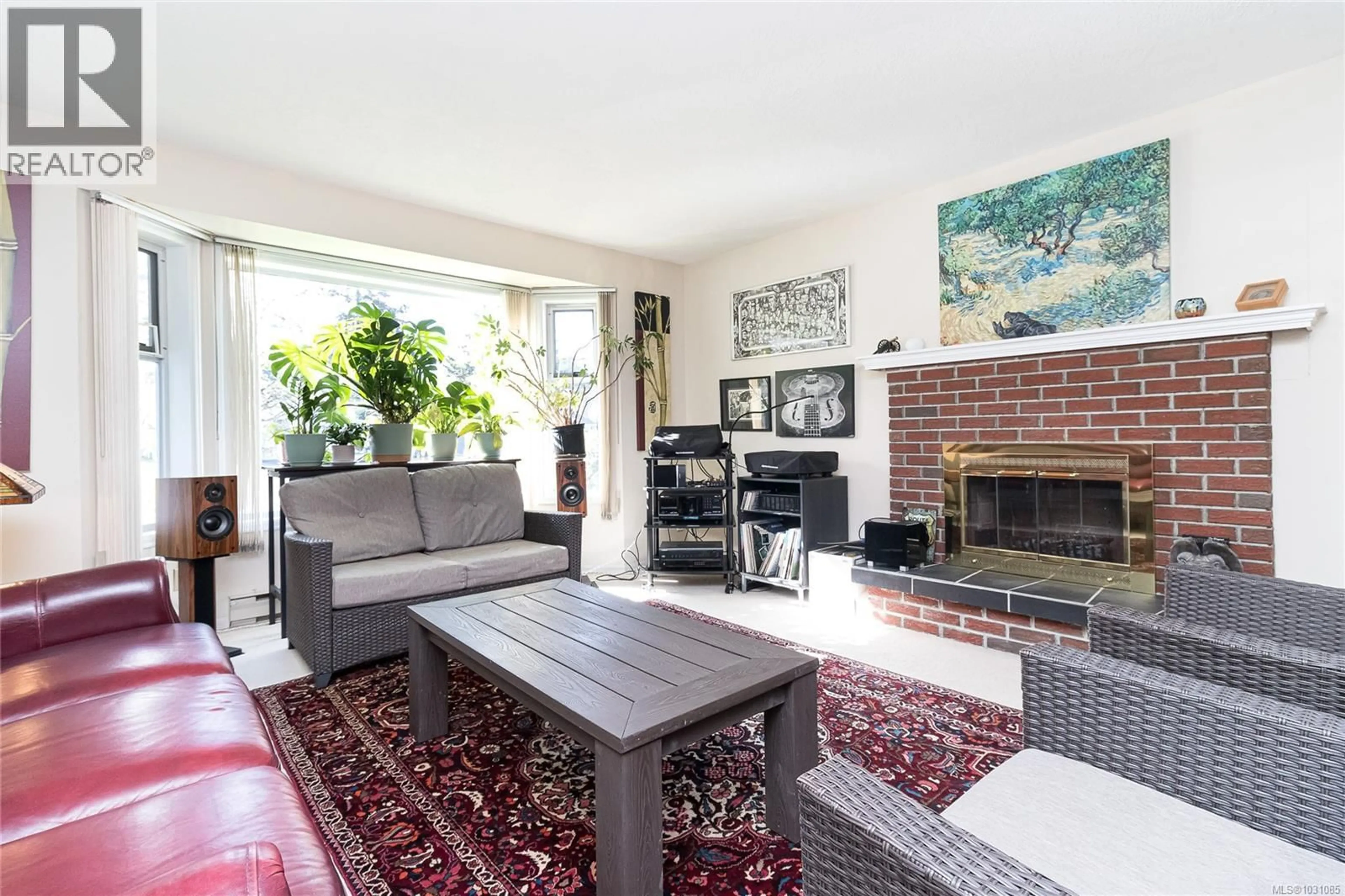 Living room with furniture, unknown for 994 MEADOWVIEW PLACE, Saanich British Columbia V8Z7E2