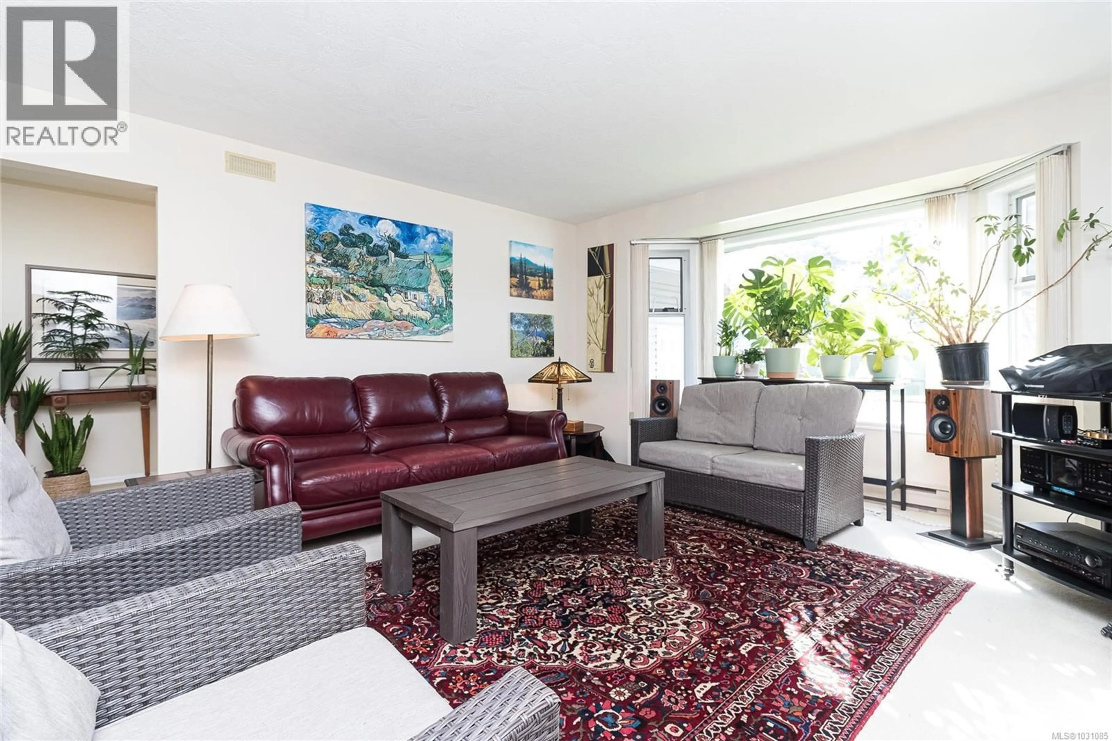 Living room with furniture, unknown for 994 MEADOWVIEW PLACE, Saanich British Columbia V8Z7E2