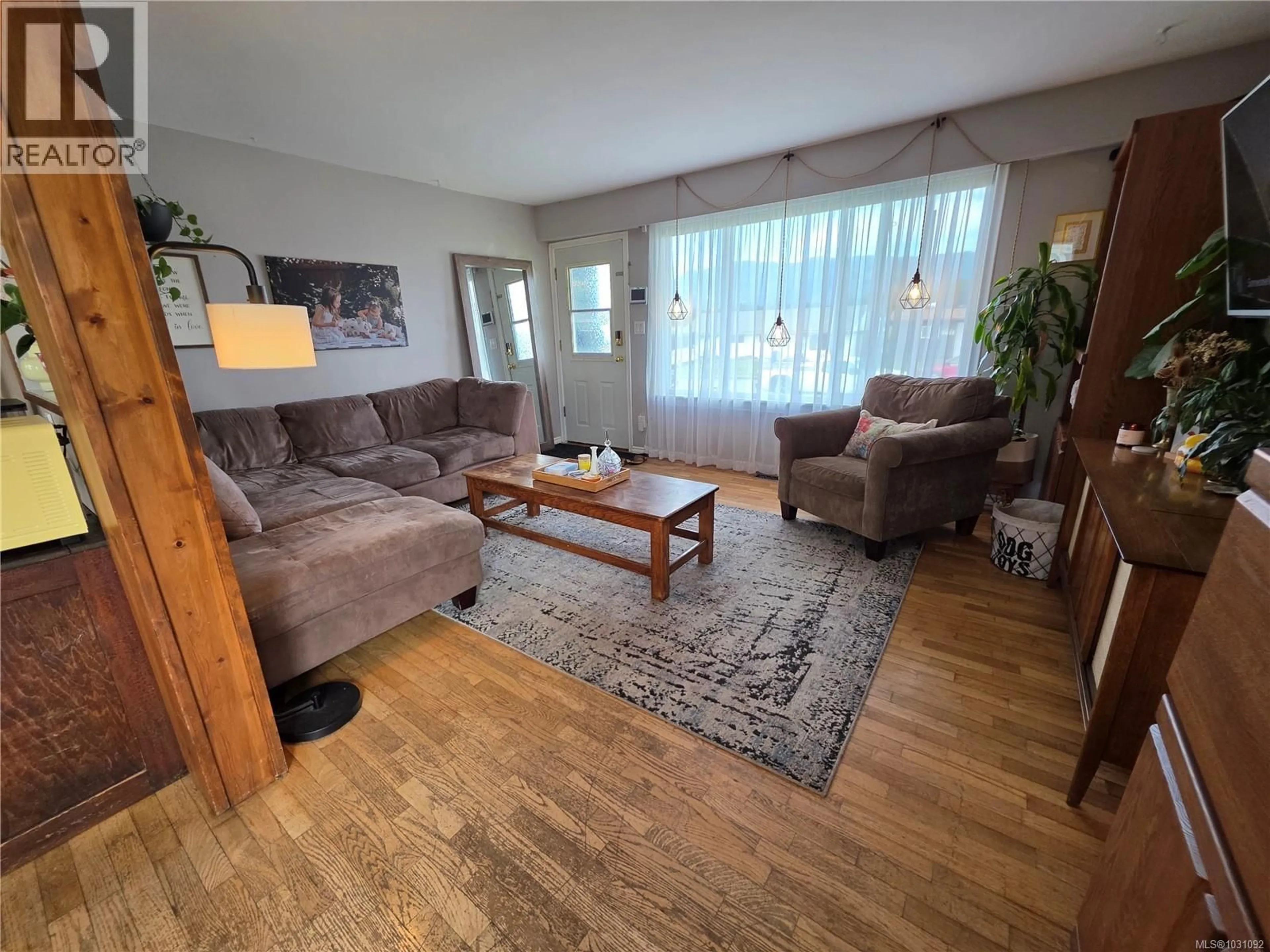 Living room with furniture, wood/laminate floor for 3810 CRAIG ROAD, Port Alberni British Columbia V9Y5Y8