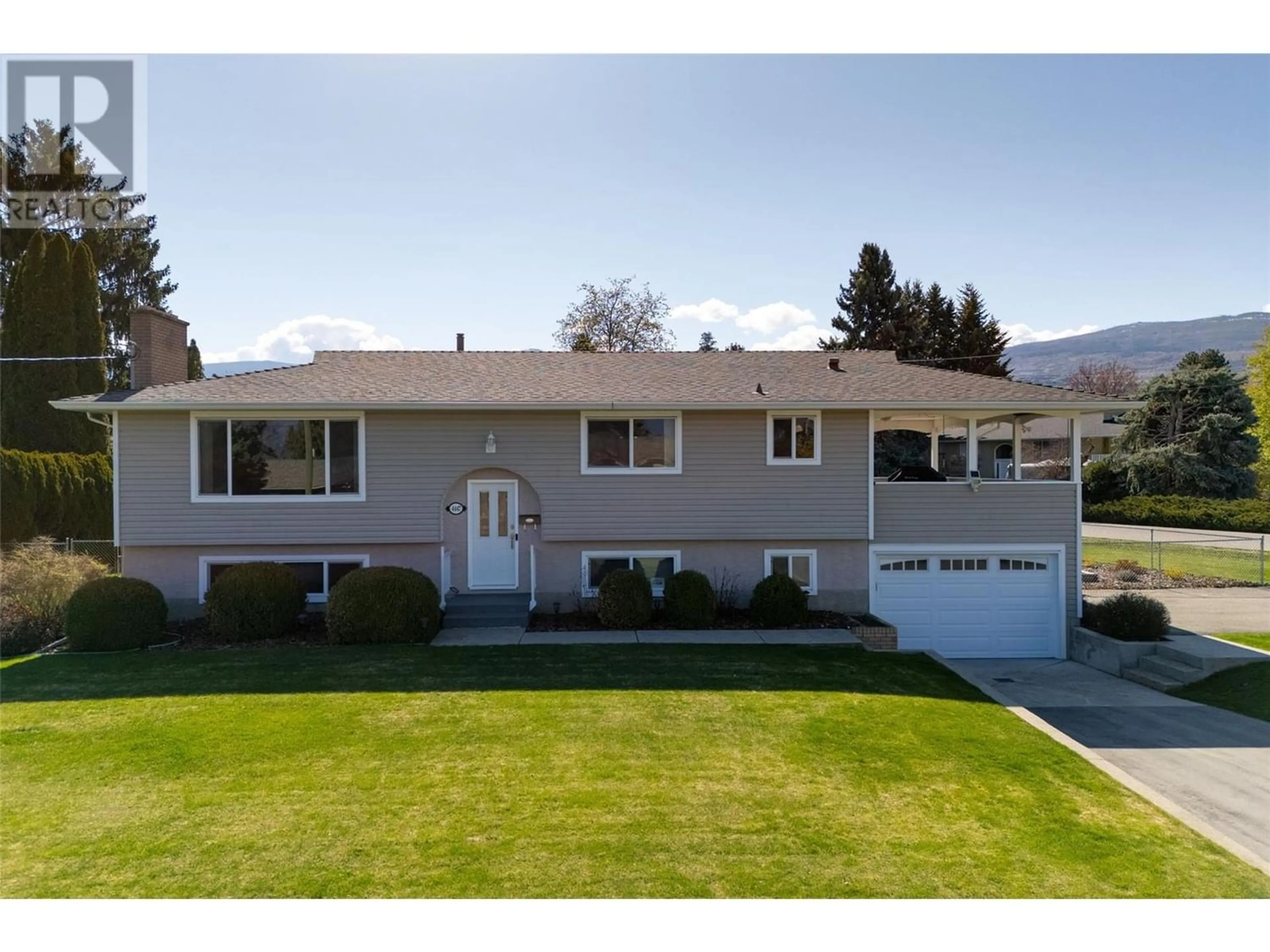 Frontside or backside of a home for 4447 Pinegrove Road, Kelowna British Columbia V1W1Y9