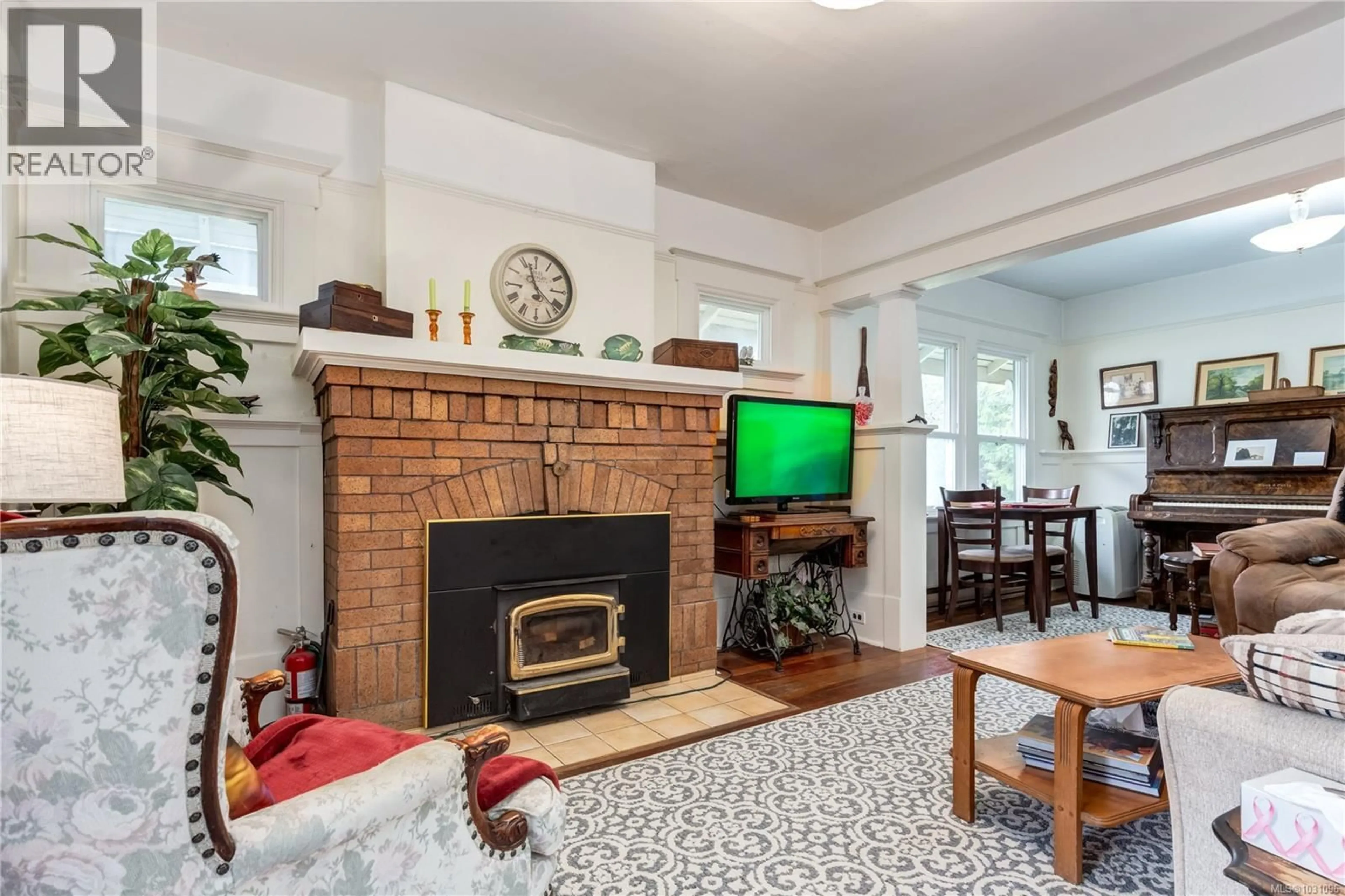 Living room with furniture, unknown for 4151 JINGLE POT ROAD, Nanaimo British Columbia V9T5P7