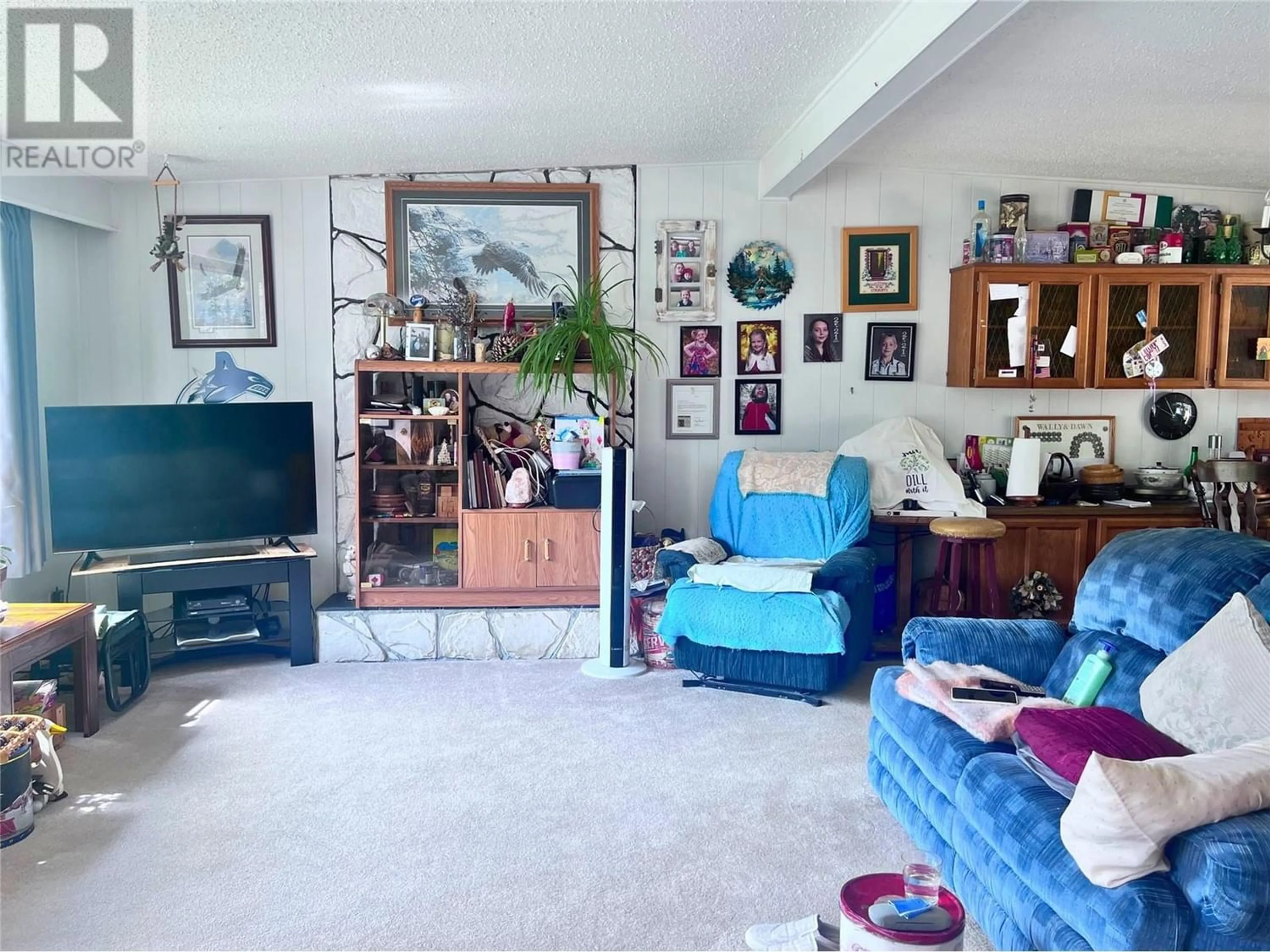 Living room for 3712 Highway 97 N Highway, Falkland British Columbia V0E1W1