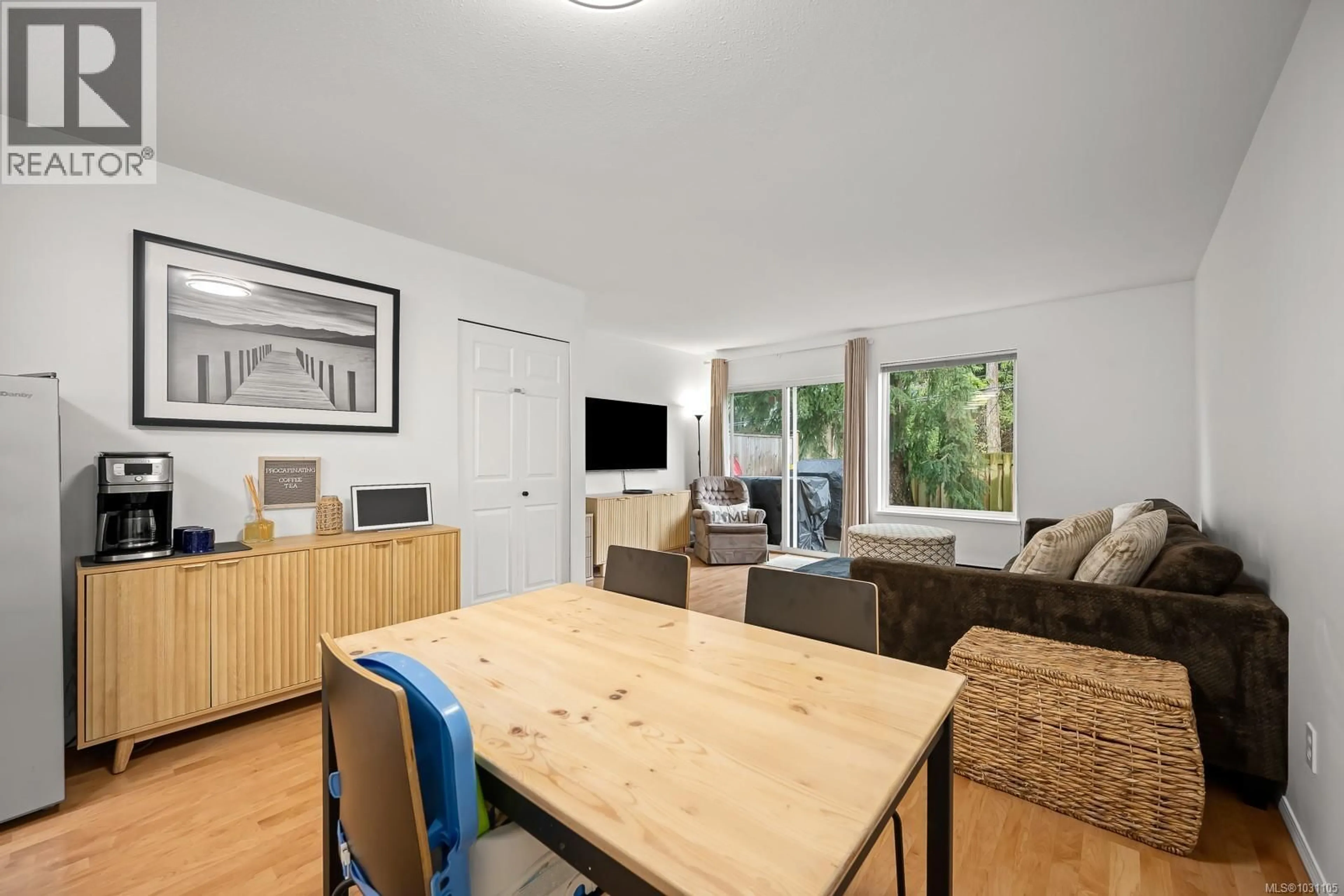 Living room with furniture, wood/laminate floor for 9 - 2625 MUIR ROAD, Courtenay British Columbia V9N8Z4