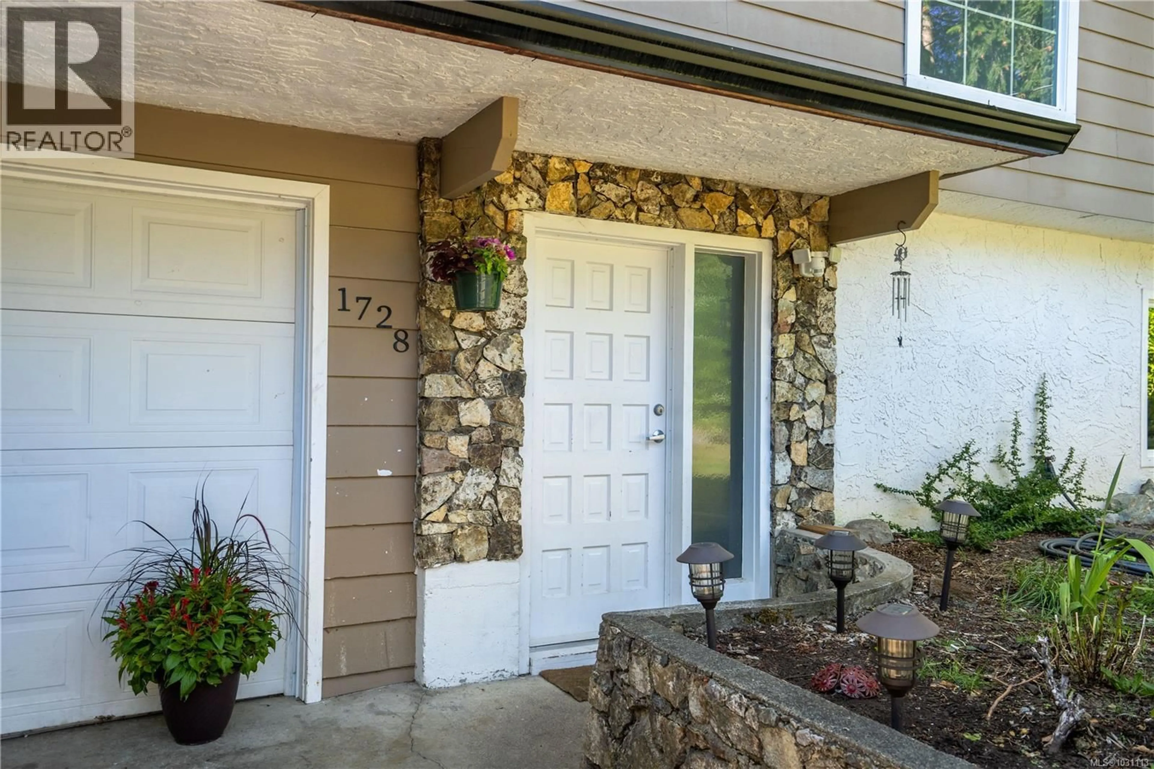 Indoor entryway for 1728 ROBIN HILL DRIVE, Shawnigan Lake British Columbia V0R2W0