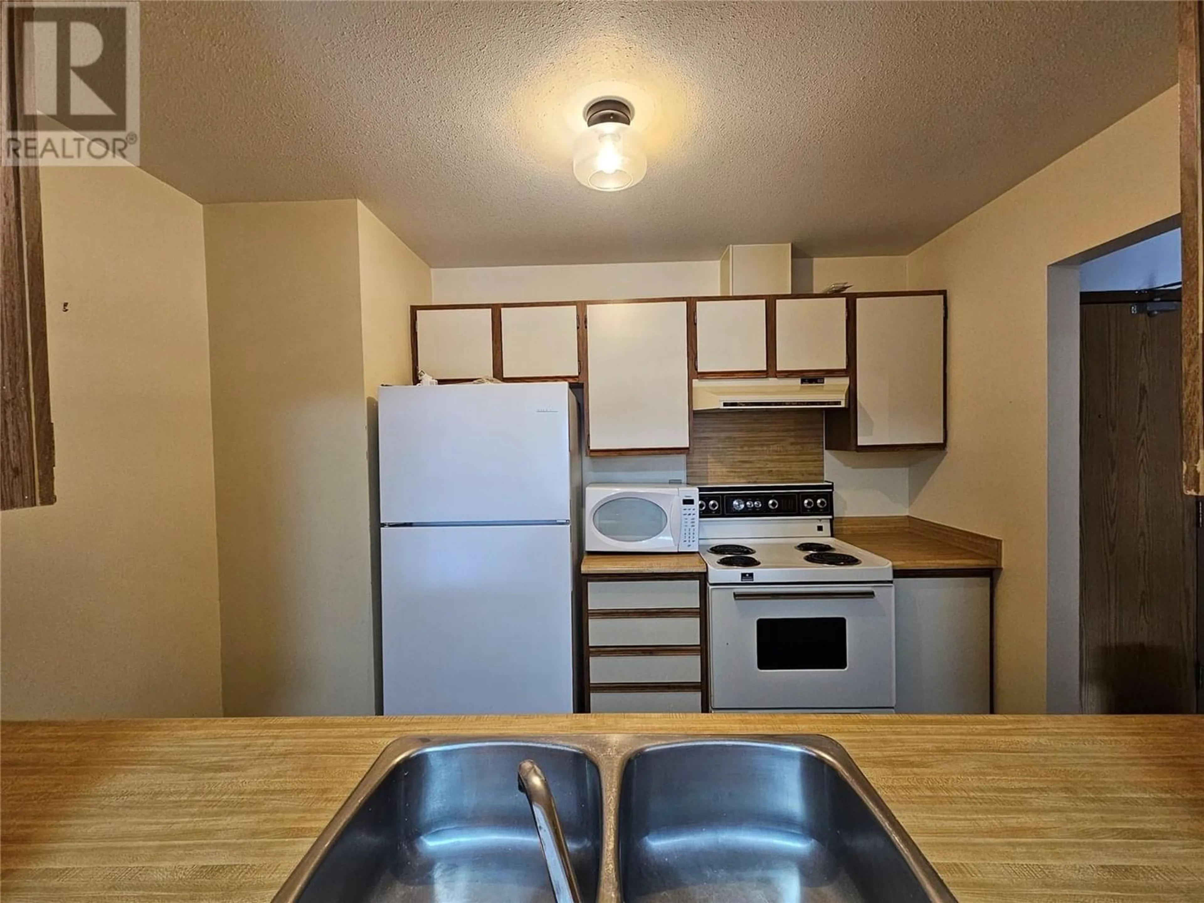 Standard kitchen for 195 CHAMBERLAIN Crescent Unit# 204, Tumbler Ridge British Columbia V0C2W0