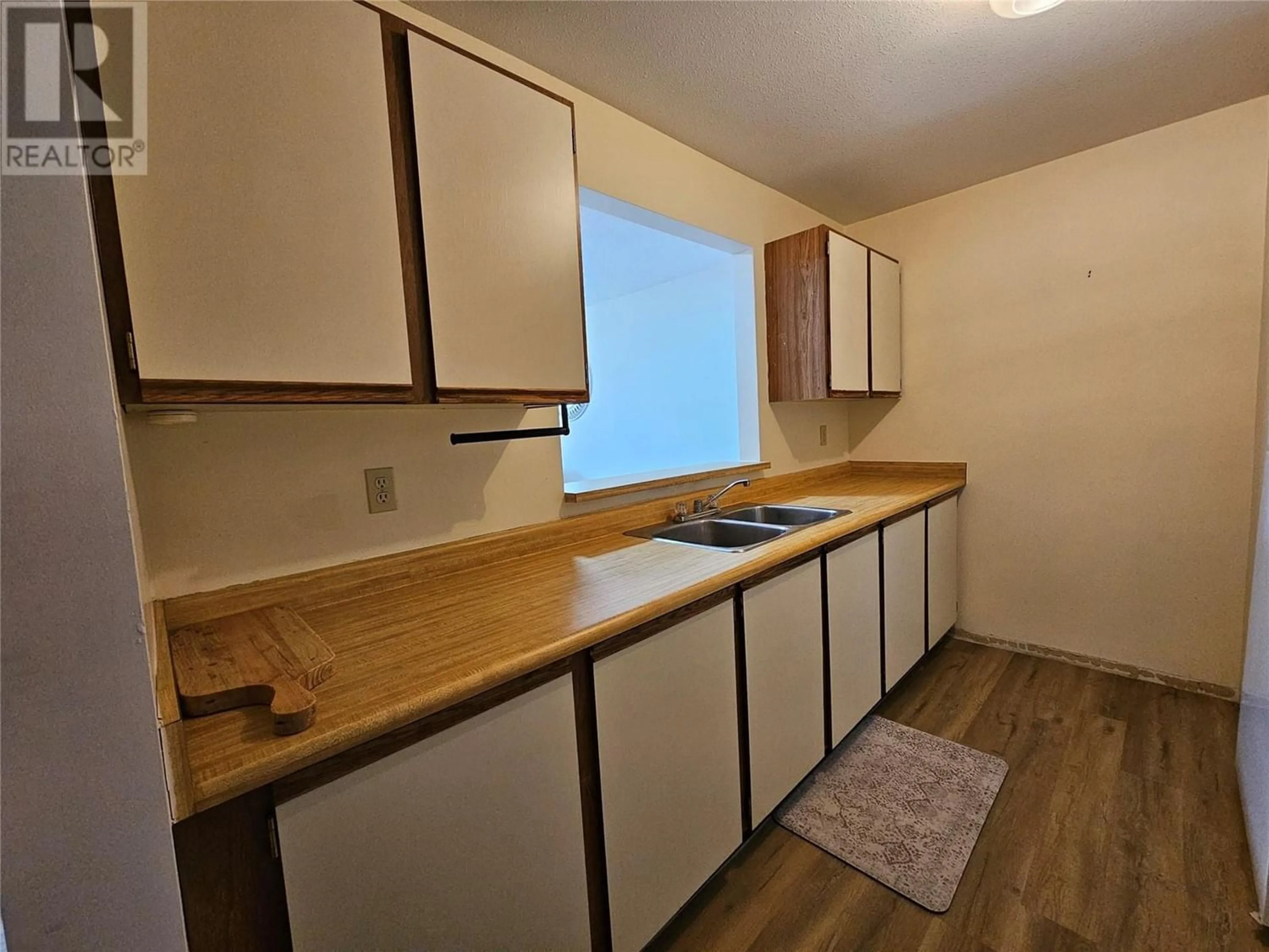 Standard kitchen, wood floors, cottage for 195 CHAMBERLAIN Crescent Unit# 204, Tumbler Ridge British Columbia V0C2W0