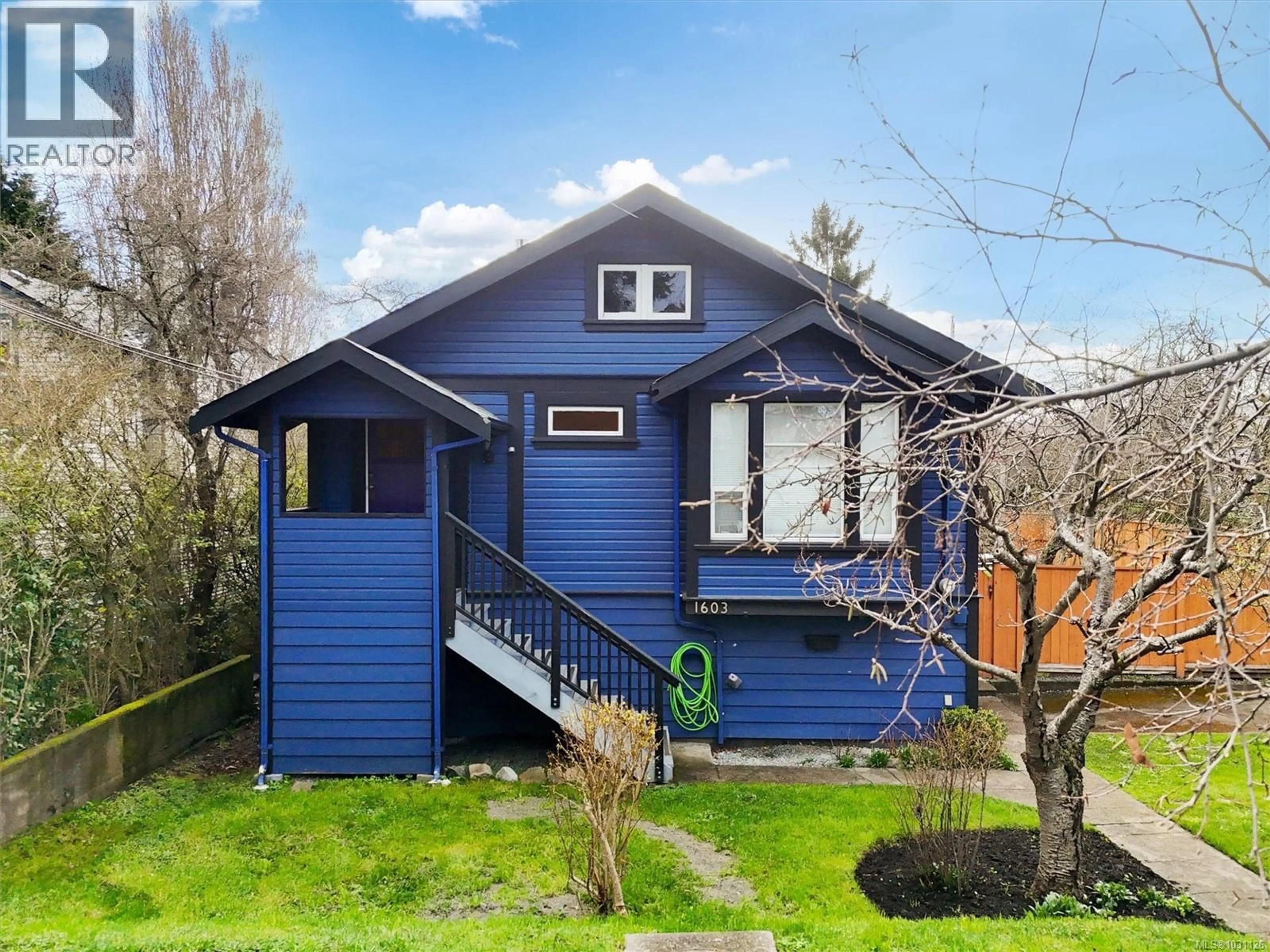 Home with vinyl exterior material, street for 1603 MYRTLE AVENUE, Victoria British Columbia V8R2Z9
