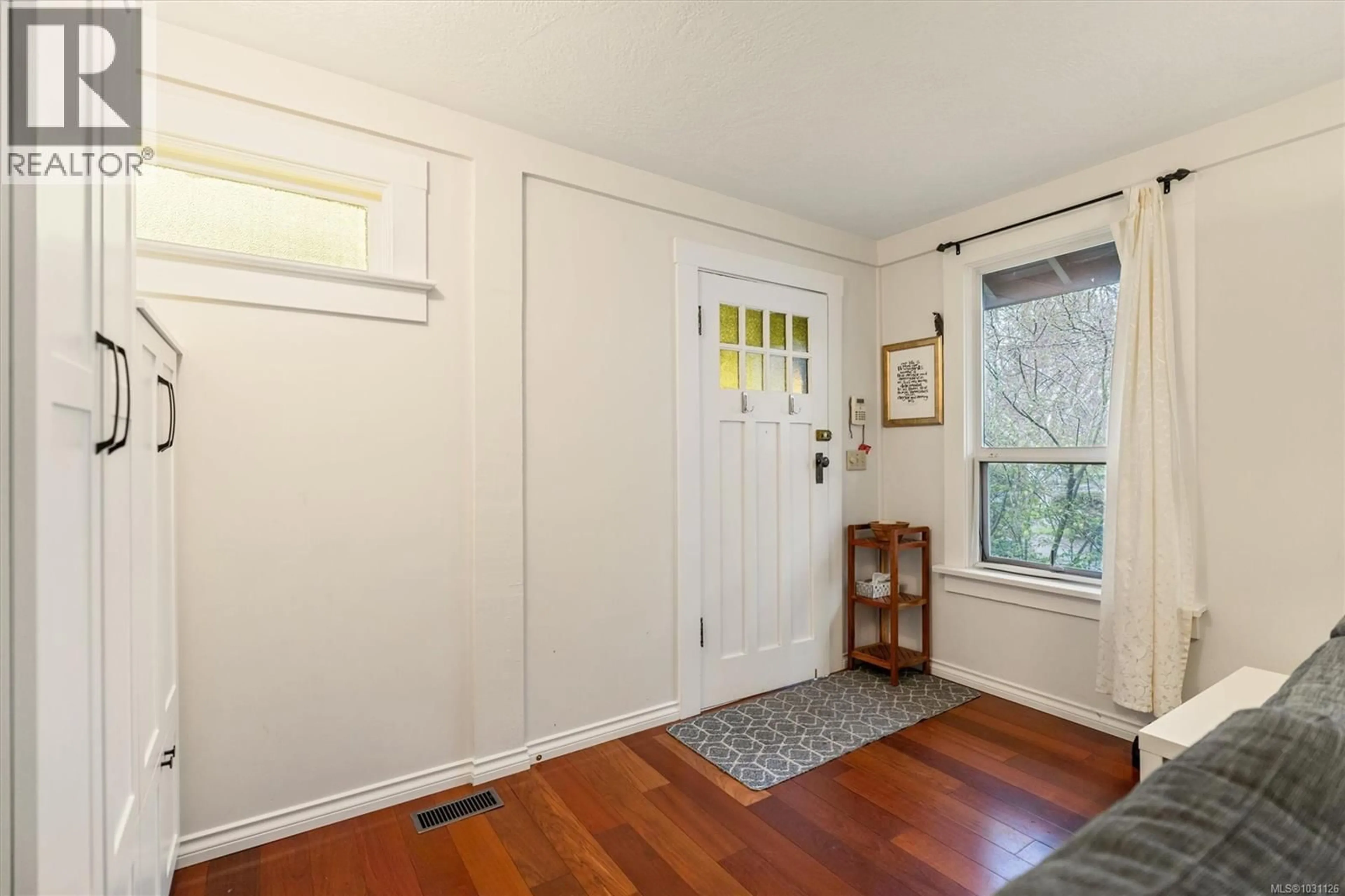 Indoor entryway for 1603 MYRTLE AVENUE, Victoria British Columbia V8R2Z9