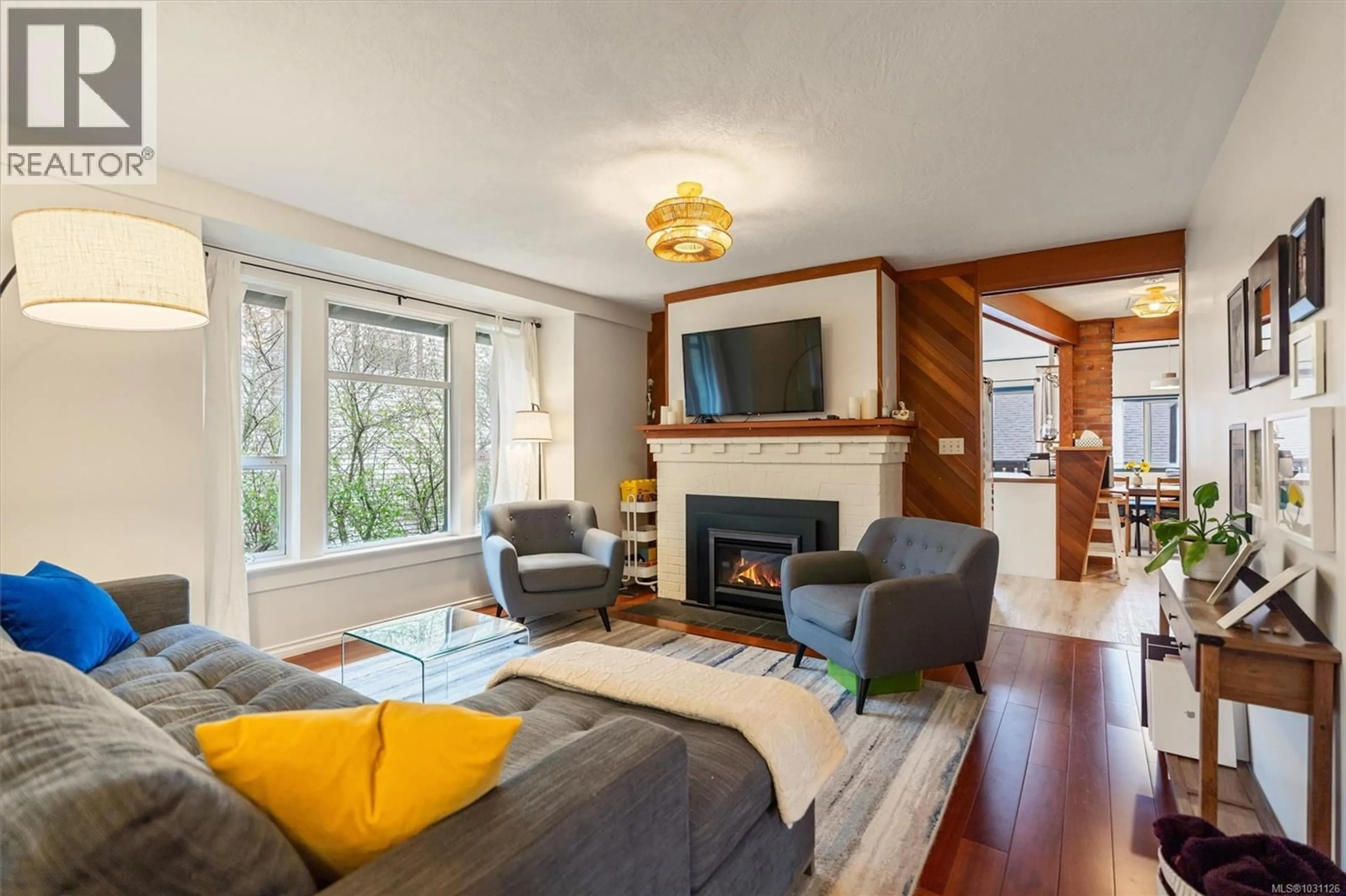 Living room with furniture, wood/laminate floor for 1603 MYRTLE AVENUE, Victoria British Columbia V8R2Z9