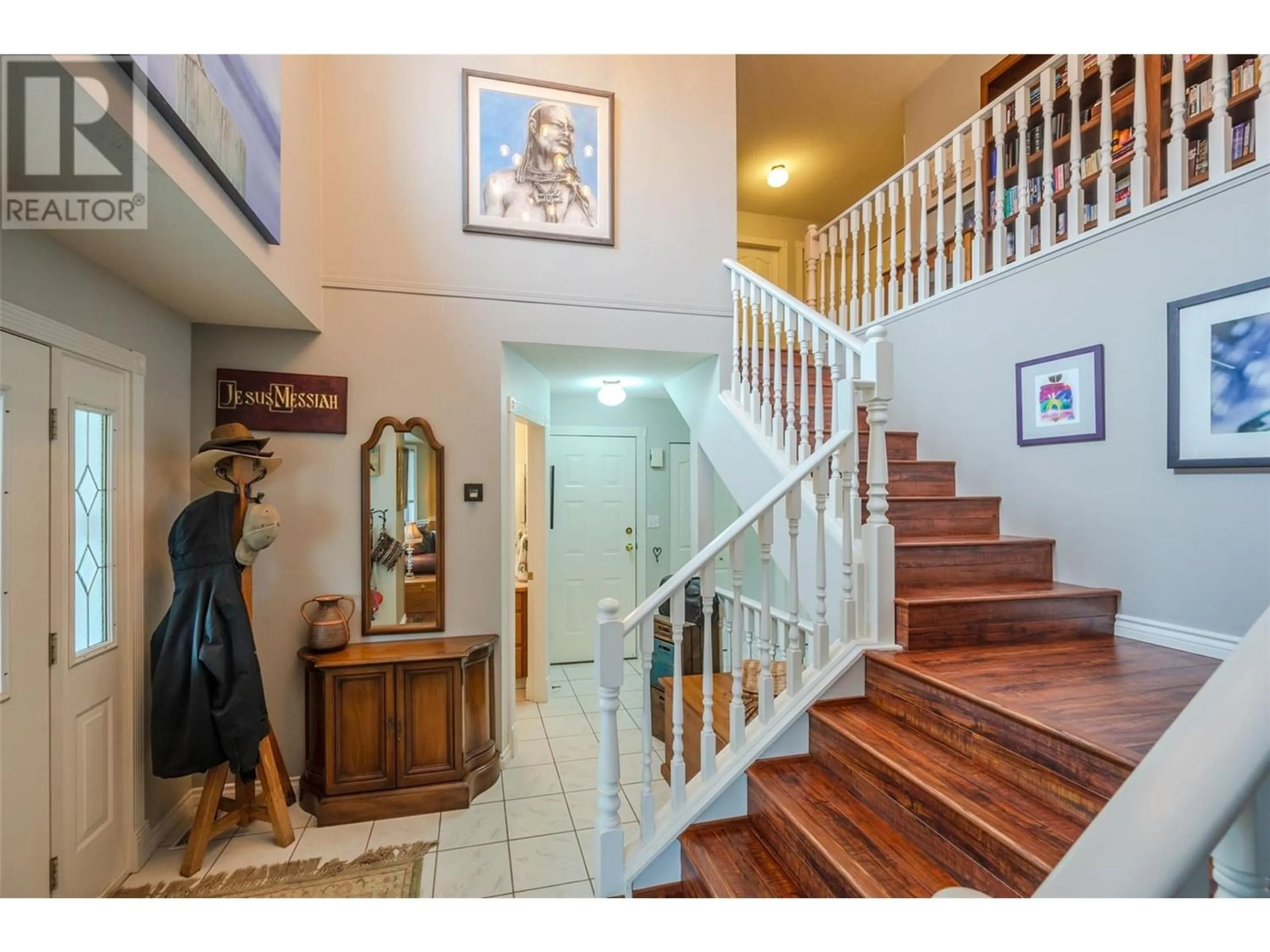 Indoor foyer for 166 Heather Place, Penticton British Columbia V2A8B3