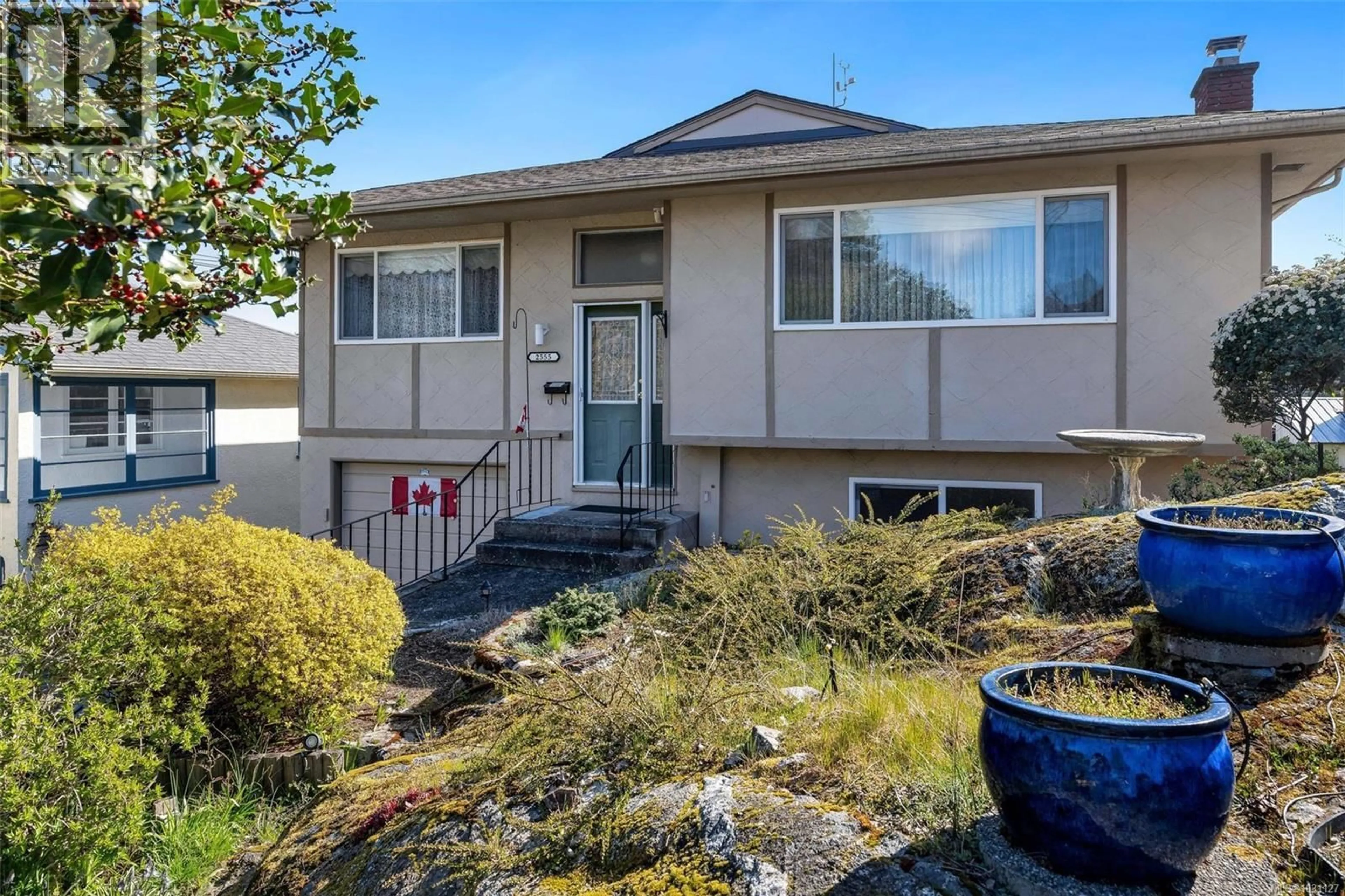 Home with vinyl exterior material, street for 2555 VICTOR STREET, Victoria British Columbia V8R4E1