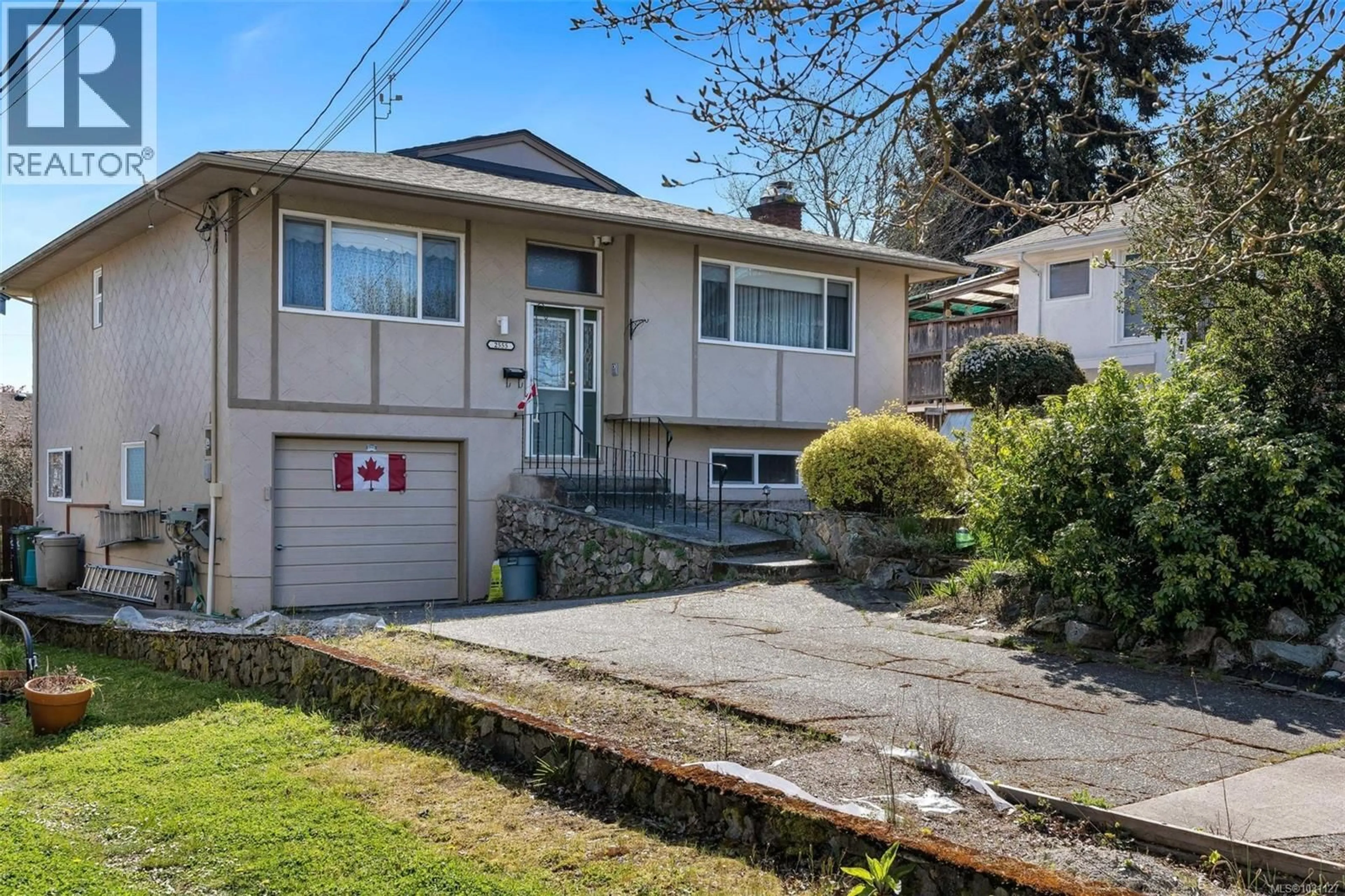 Home with vinyl exterior material, street for 2555 VICTOR STREET, Victoria British Columbia V8R4E1