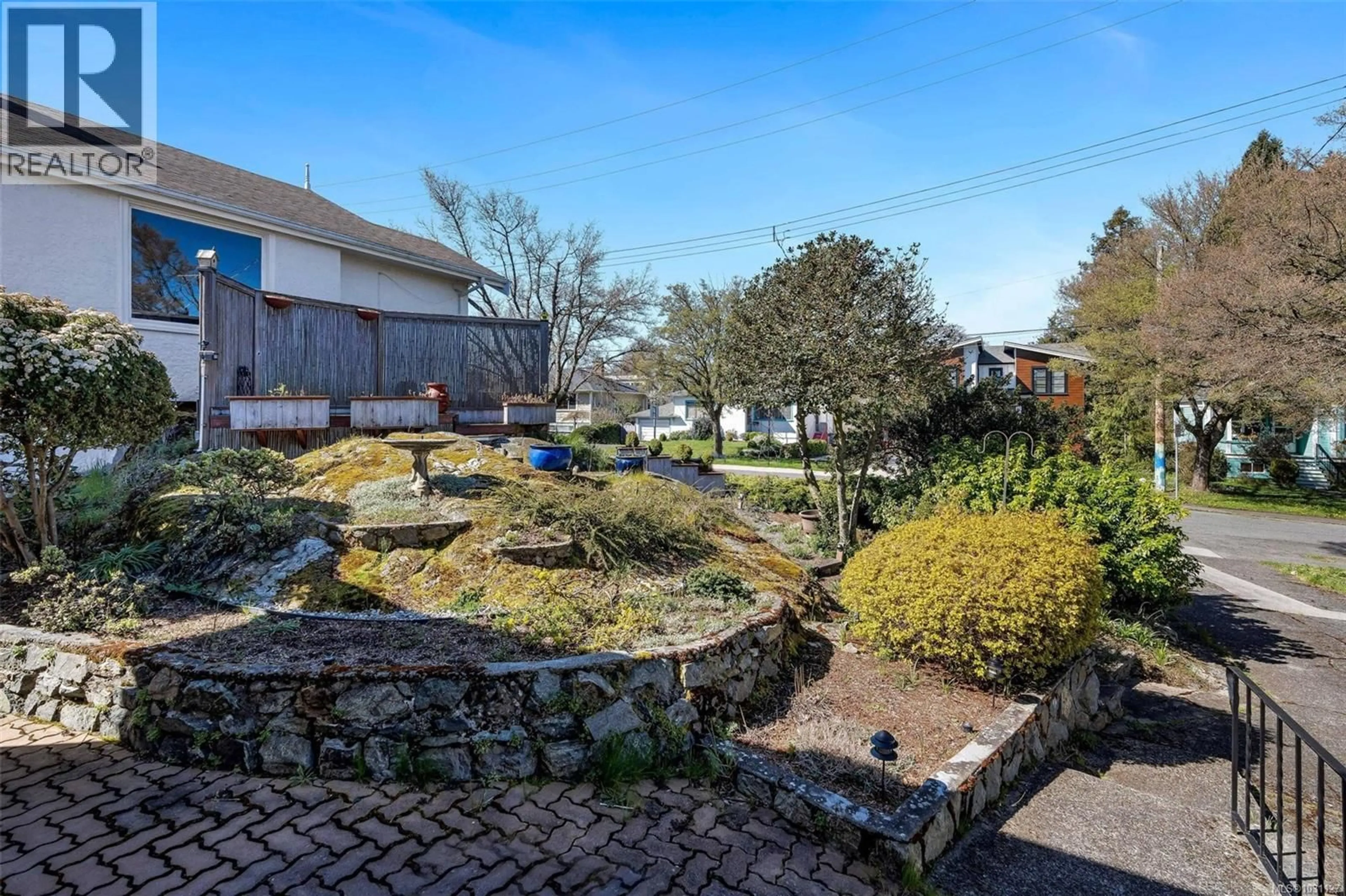 A pic from outside/outdoor area/front of a property/back of a property/a pic from drone, street for 2555 VICTOR STREET, Victoria British Columbia V8R4E1