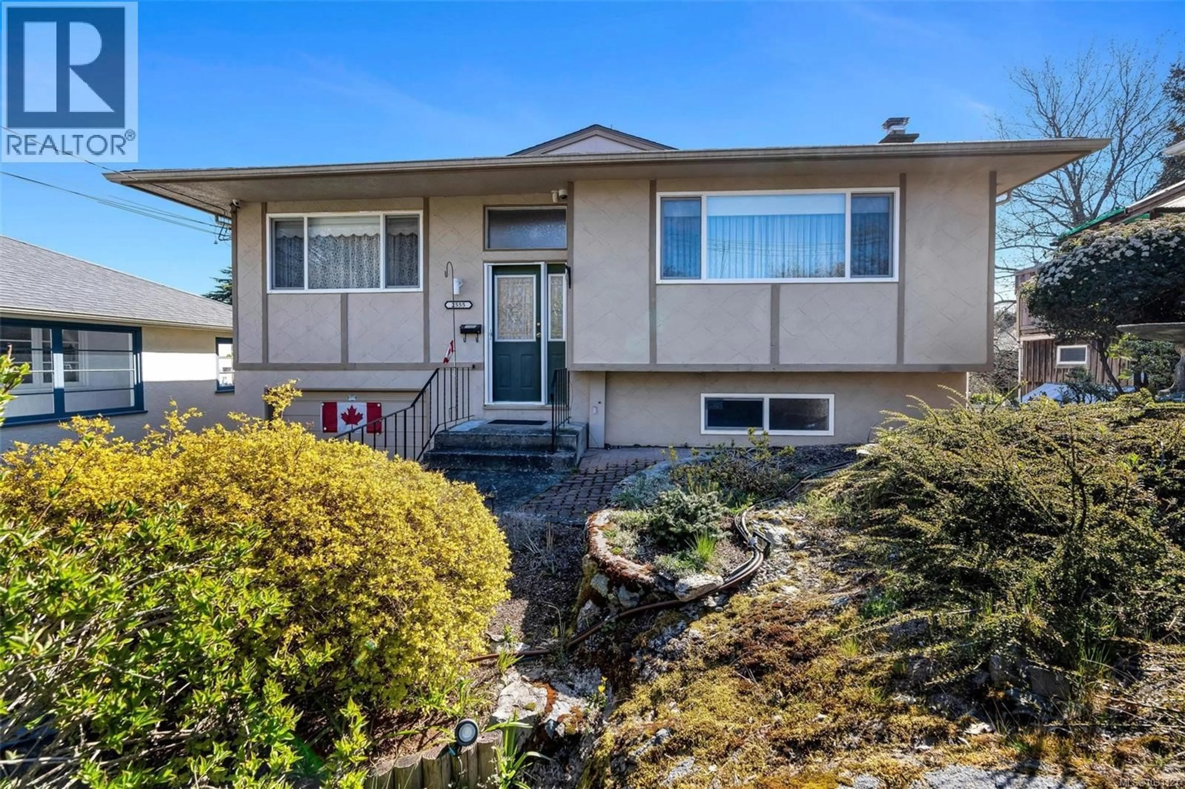 Home with vinyl exterior material, street for 2555 VICTOR STREET, Victoria British Columbia V8R4E1