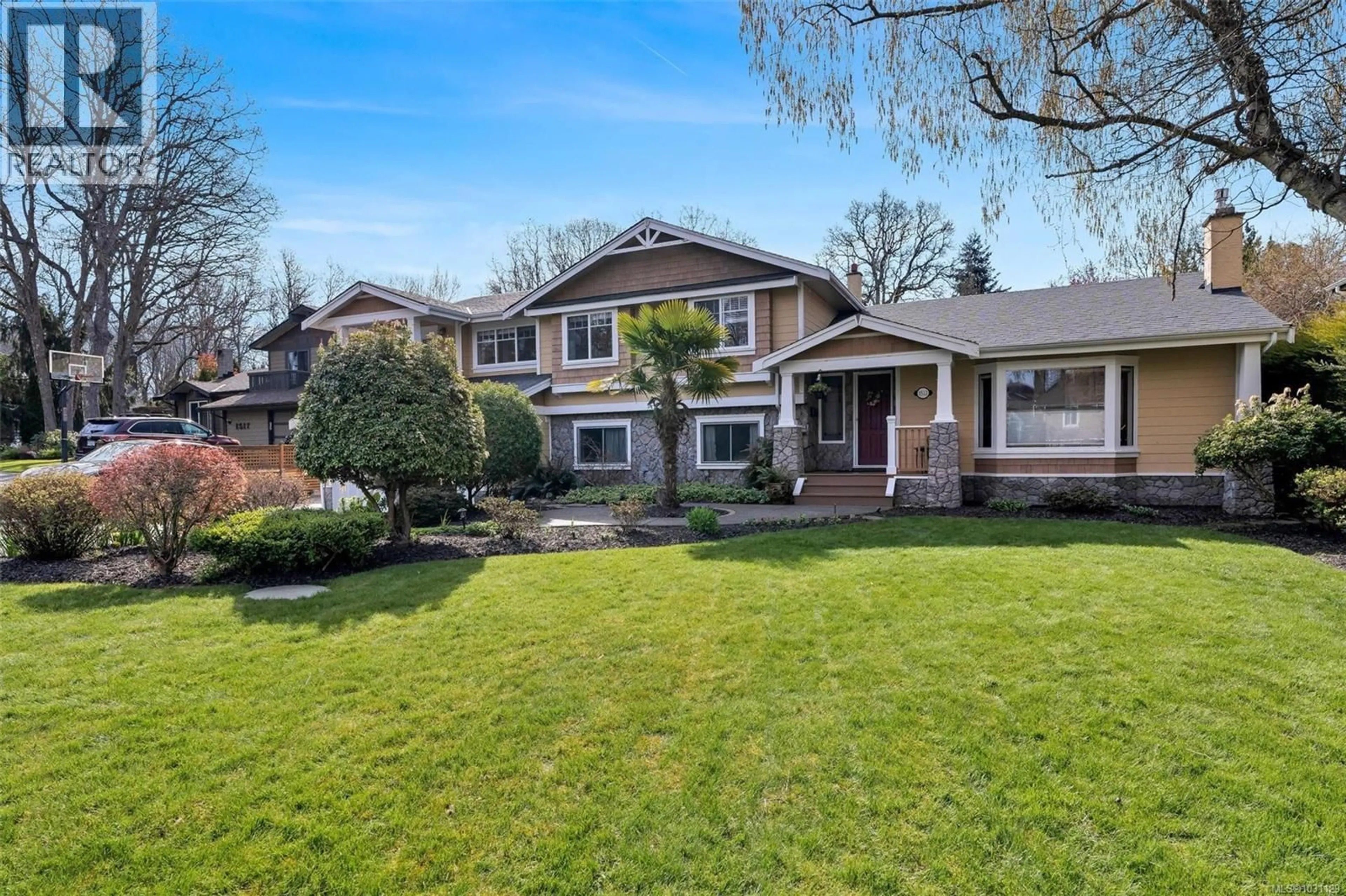 Home with vinyl exterior material, street for 1513 ERIC ROAD, Saanich British Columbia V8N5Y6