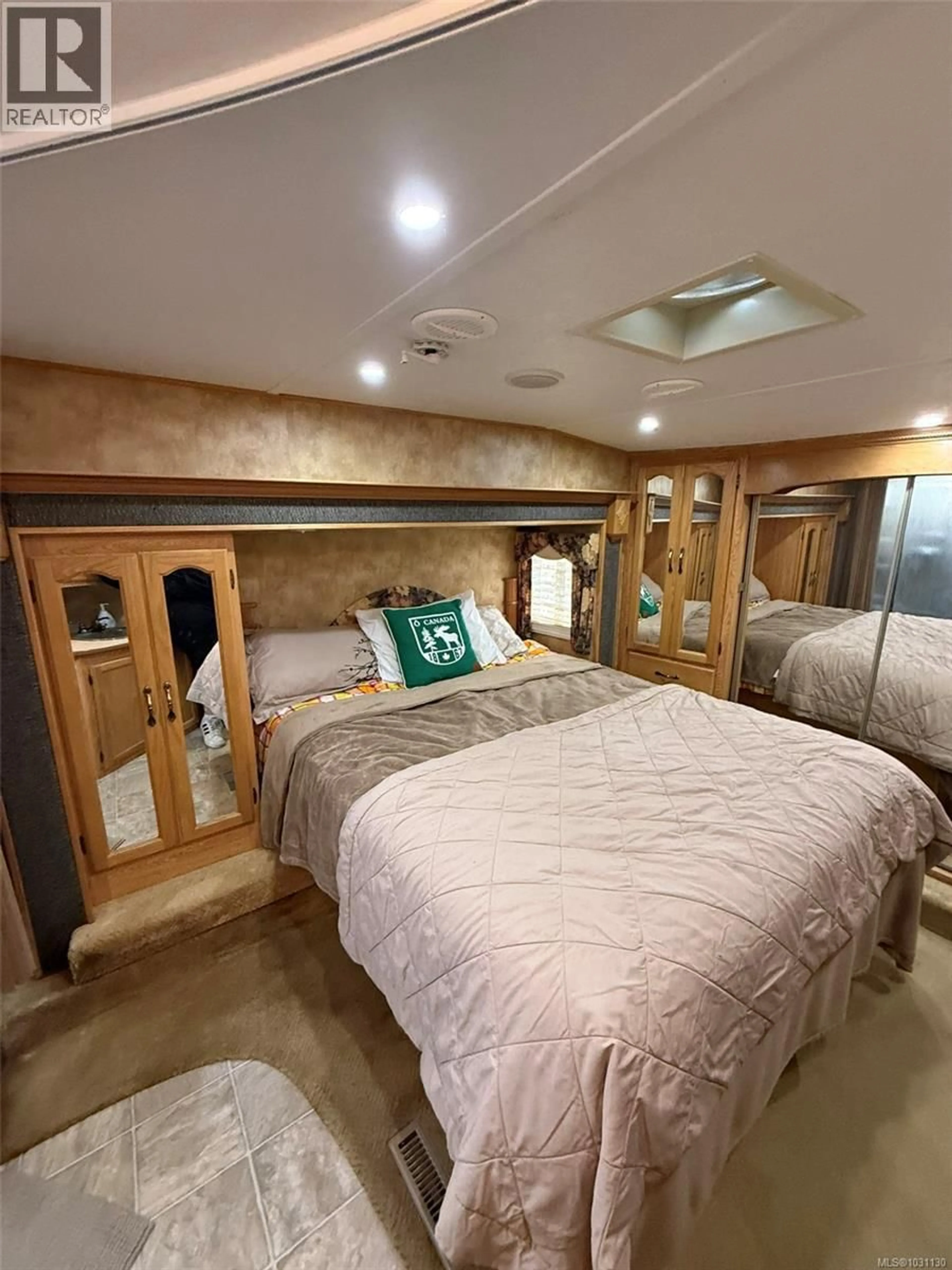 Bedroom with bed, carpet floor for 44 - 6050 ISLAND HIGHWAY, Qualicum Beach British Columbia V9K2E1