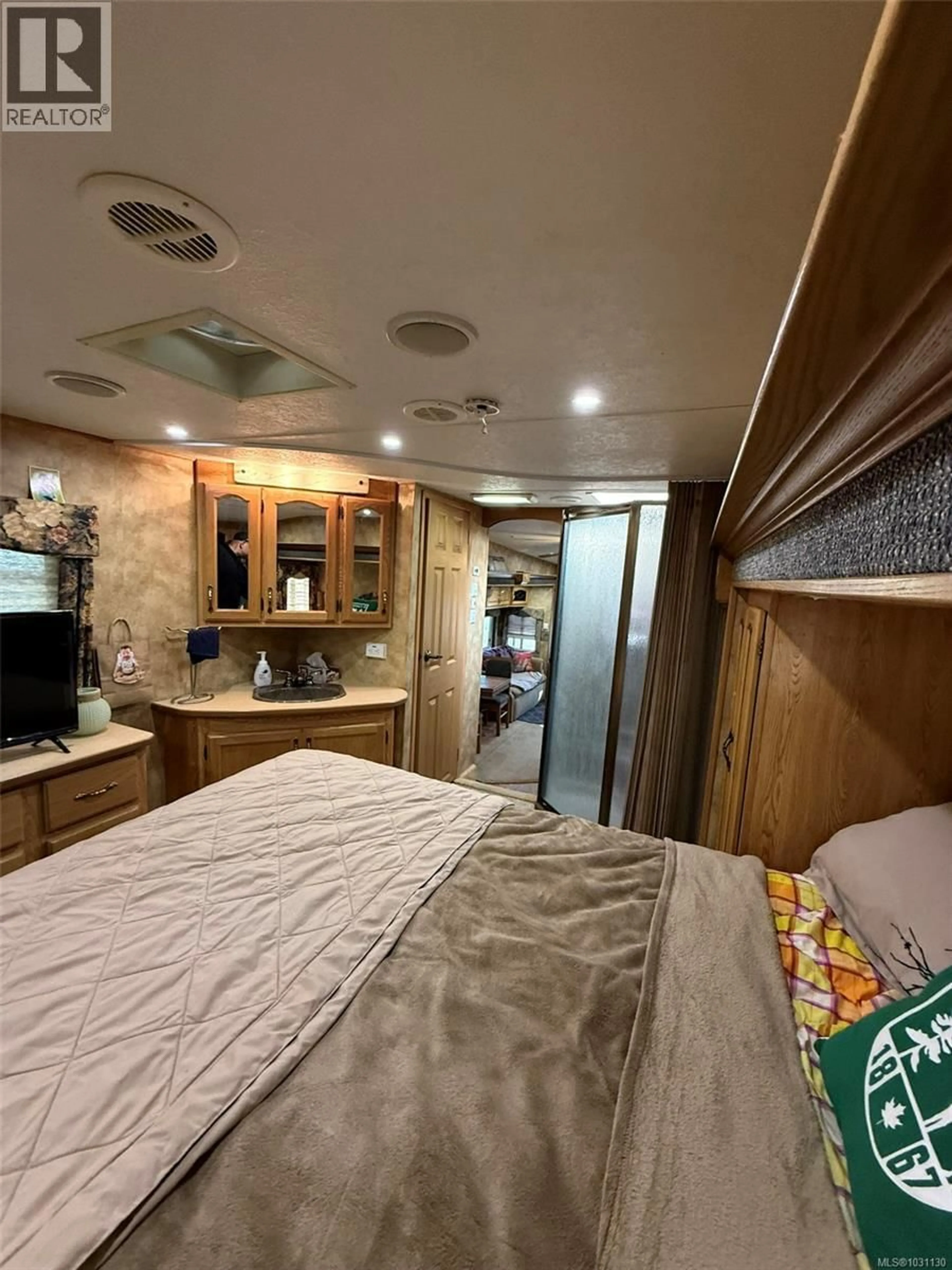 Bedroom with bed, unknown for 44 - 6050 ISLAND HIGHWAY, Qualicum Beach British Columbia V9K2E1