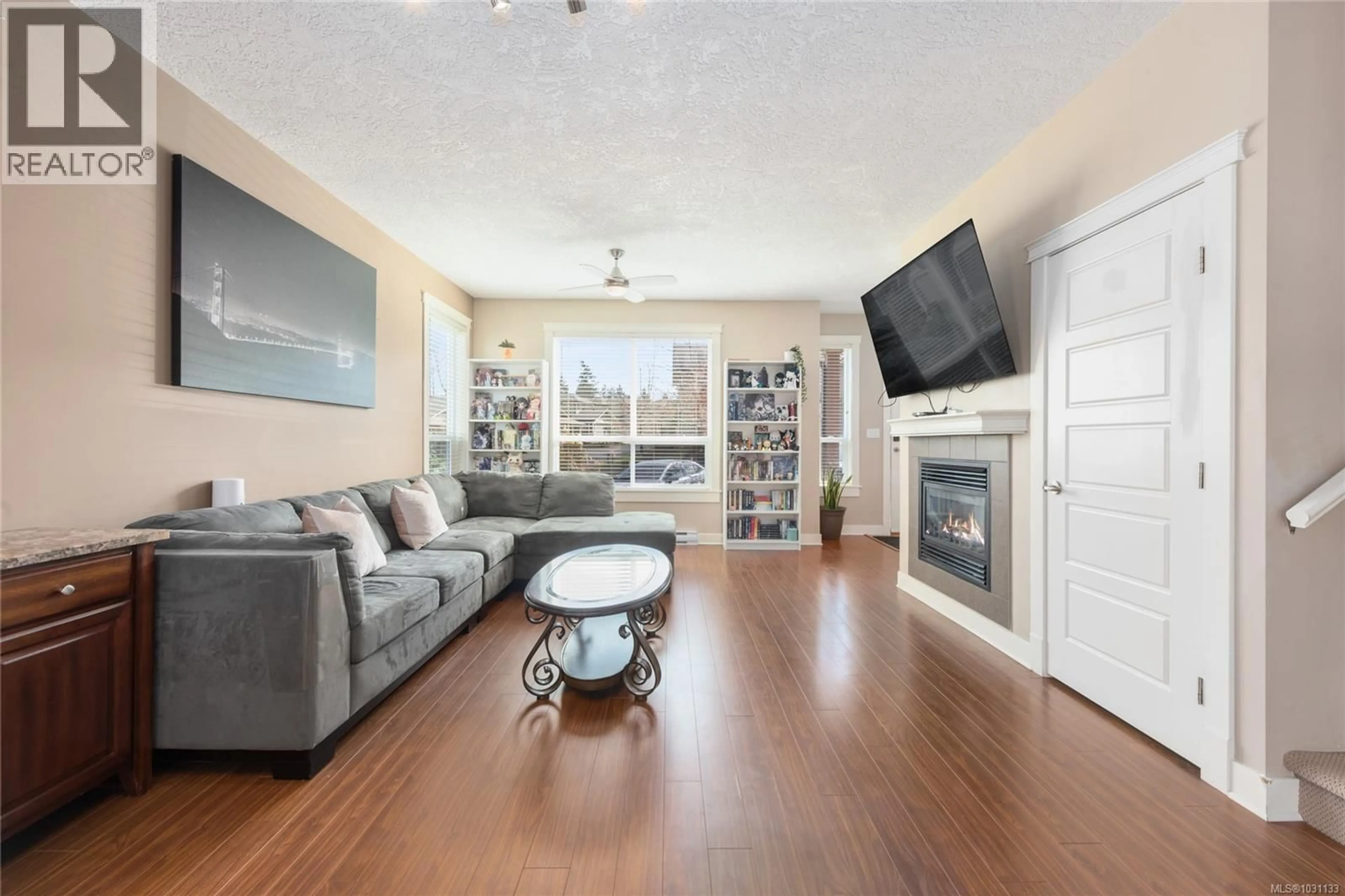 Living room with furniture, wood/laminate floor for 12 - 3101 CLIFFS ROAD, Duncan British Columbia V9L0C6