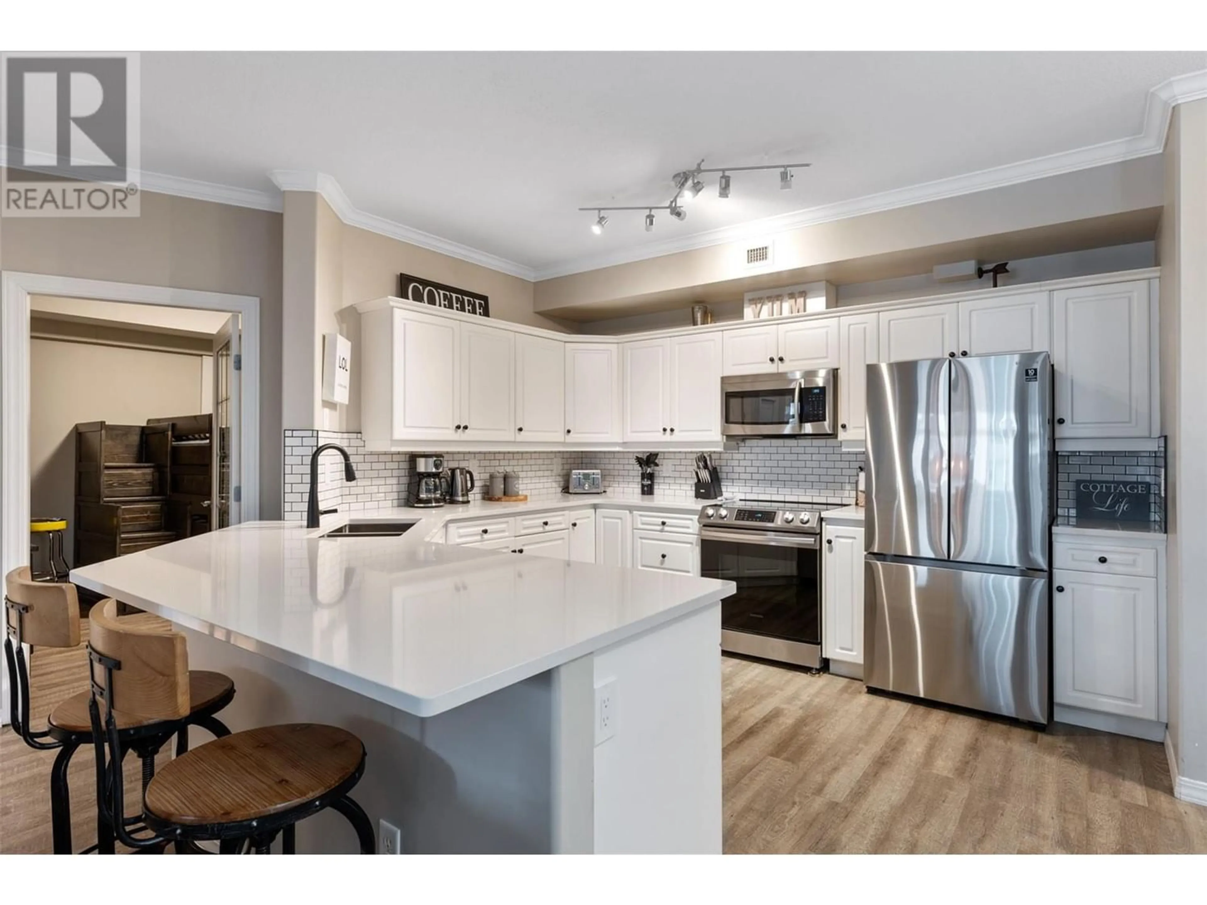 Open concept kitchen for 1088 Sunset Drive Unit# 334, Kelowna British Columbia V1Y9W1