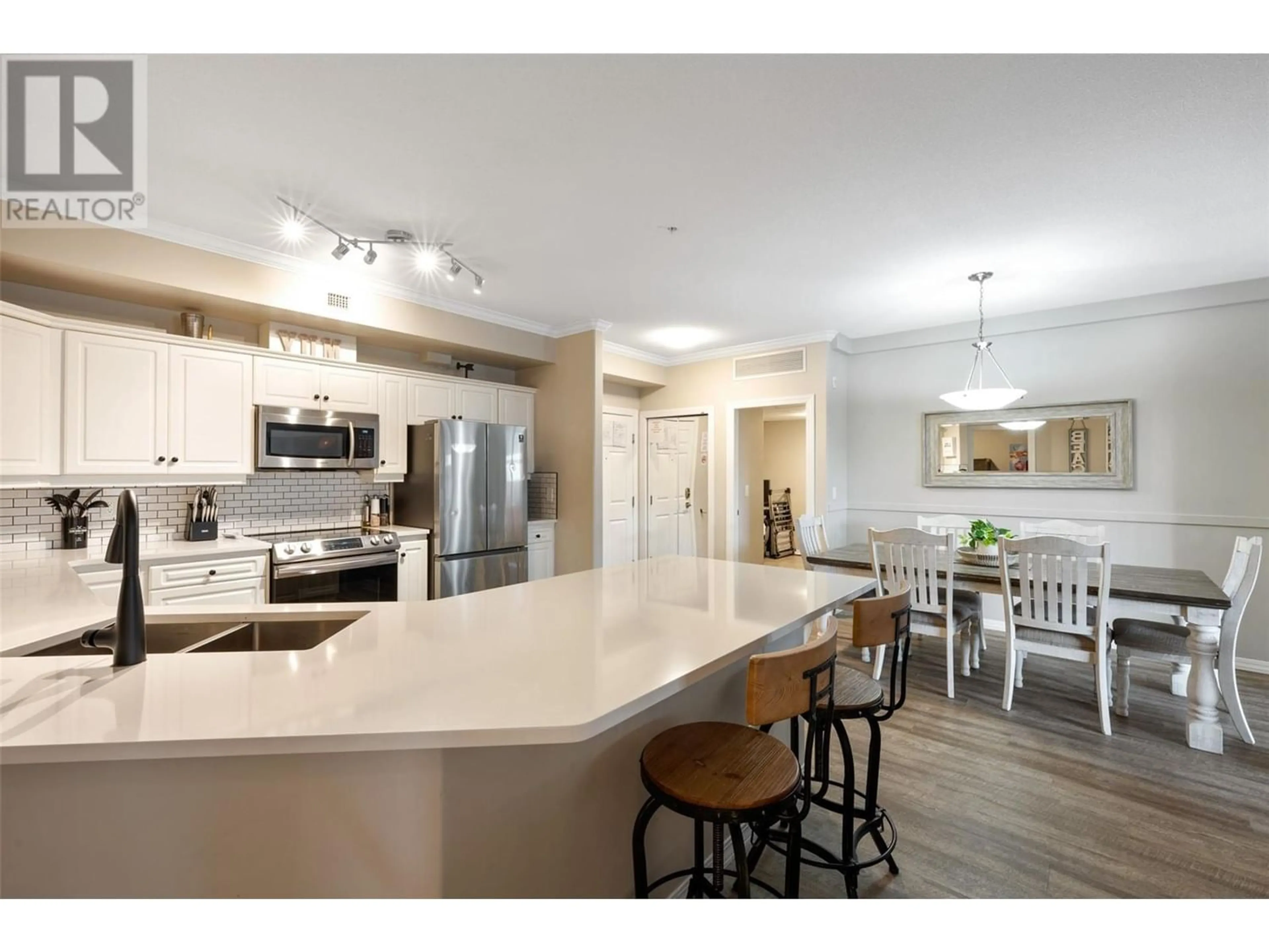 Open concept kitchen for 1088 Sunset Drive Unit# 334, Kelowna British Columbia V1Y9W1