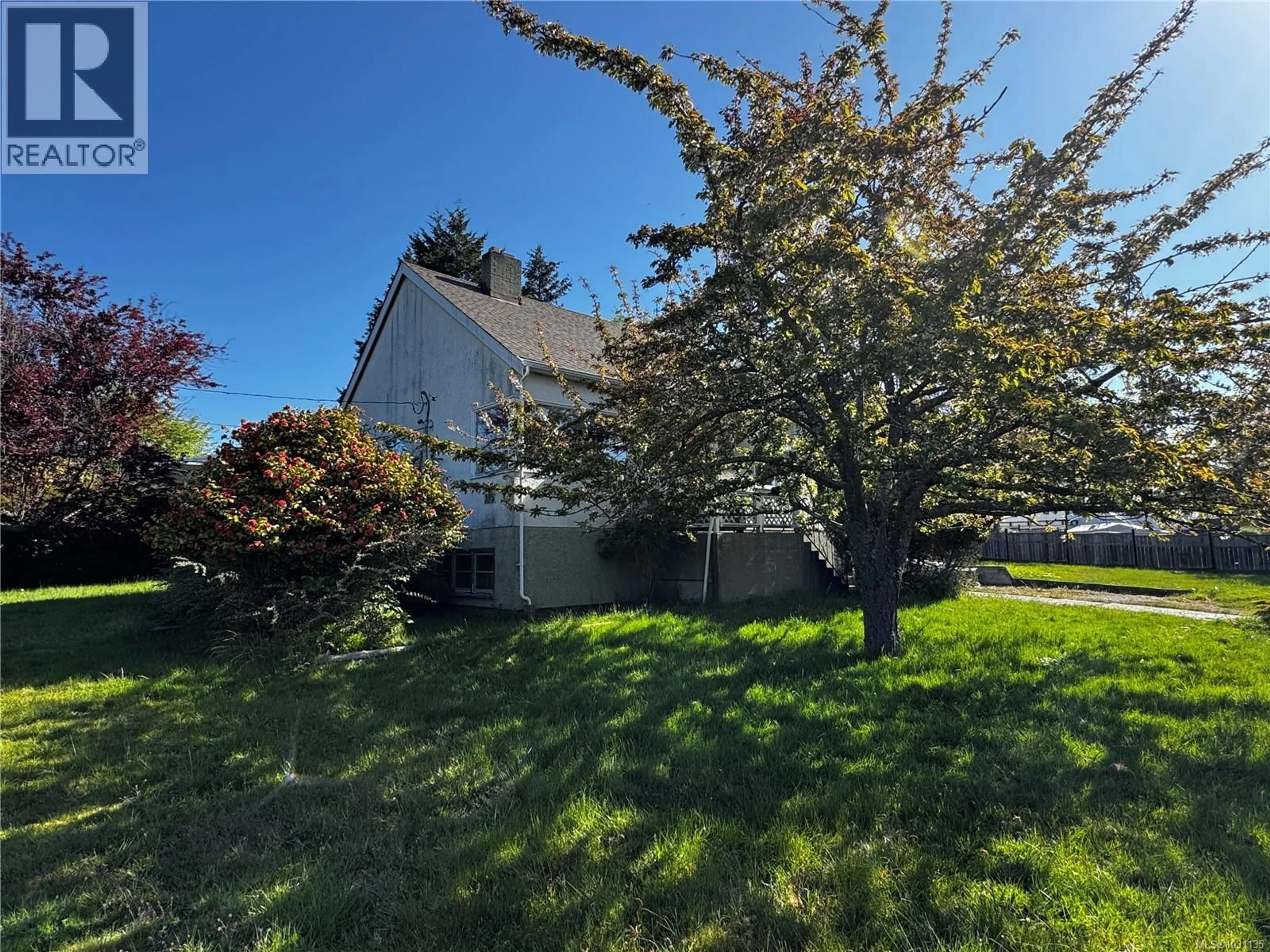 A pic from outside/outdoor area/front of a property/back of a property/a pic from drone, street for 385 KINVER STREET, Esquimalt British Columbia V9A6C3