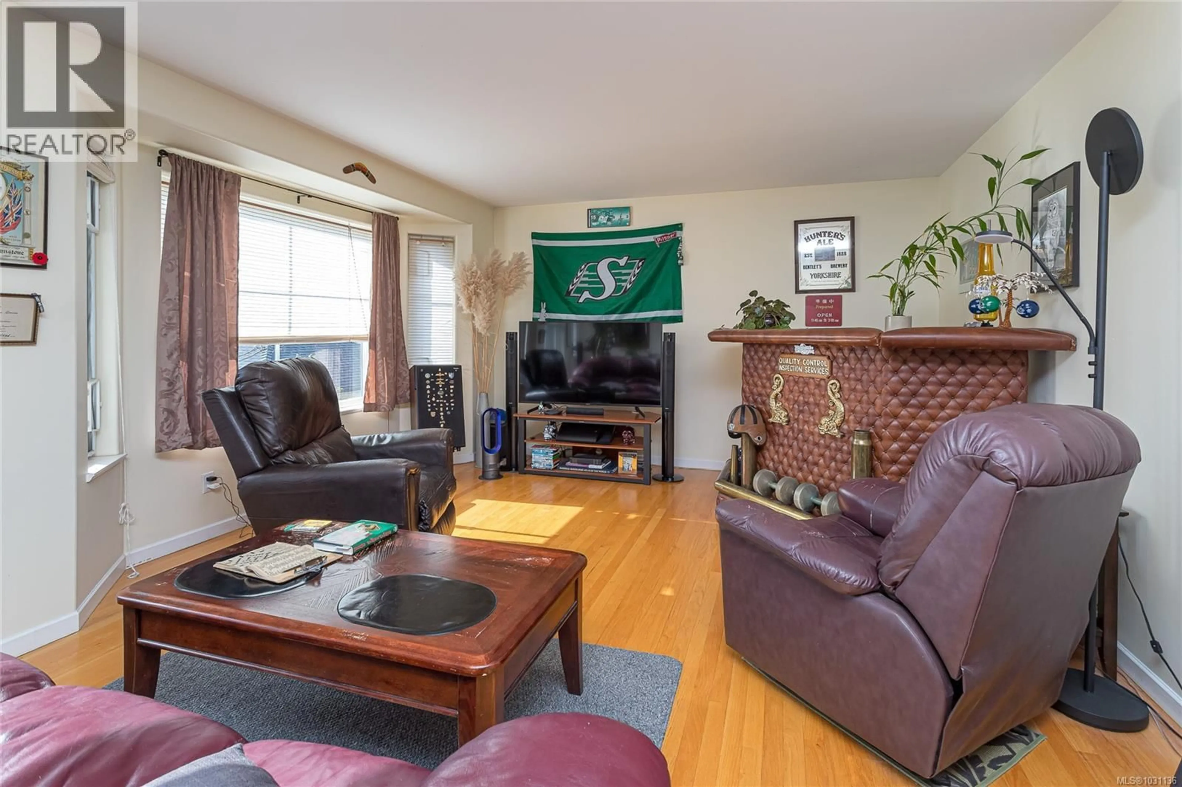 Living room with furniture, wood/laminate floor for 485 STURDEE STREET, Esquimalt British Columbia V9A6R2