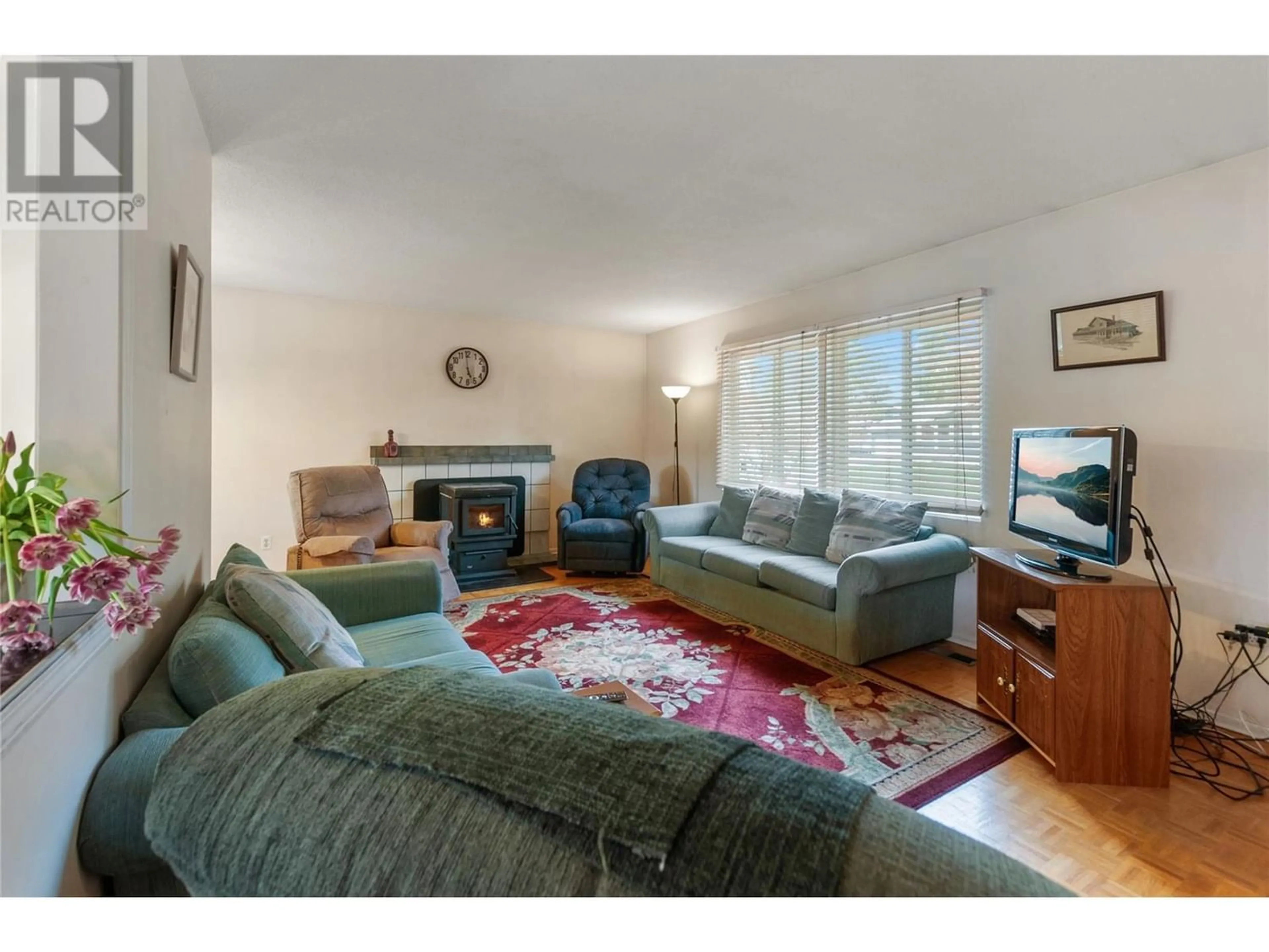 Living room for 114 Glenview Crescent, Princeton British Columbia V0X1W0