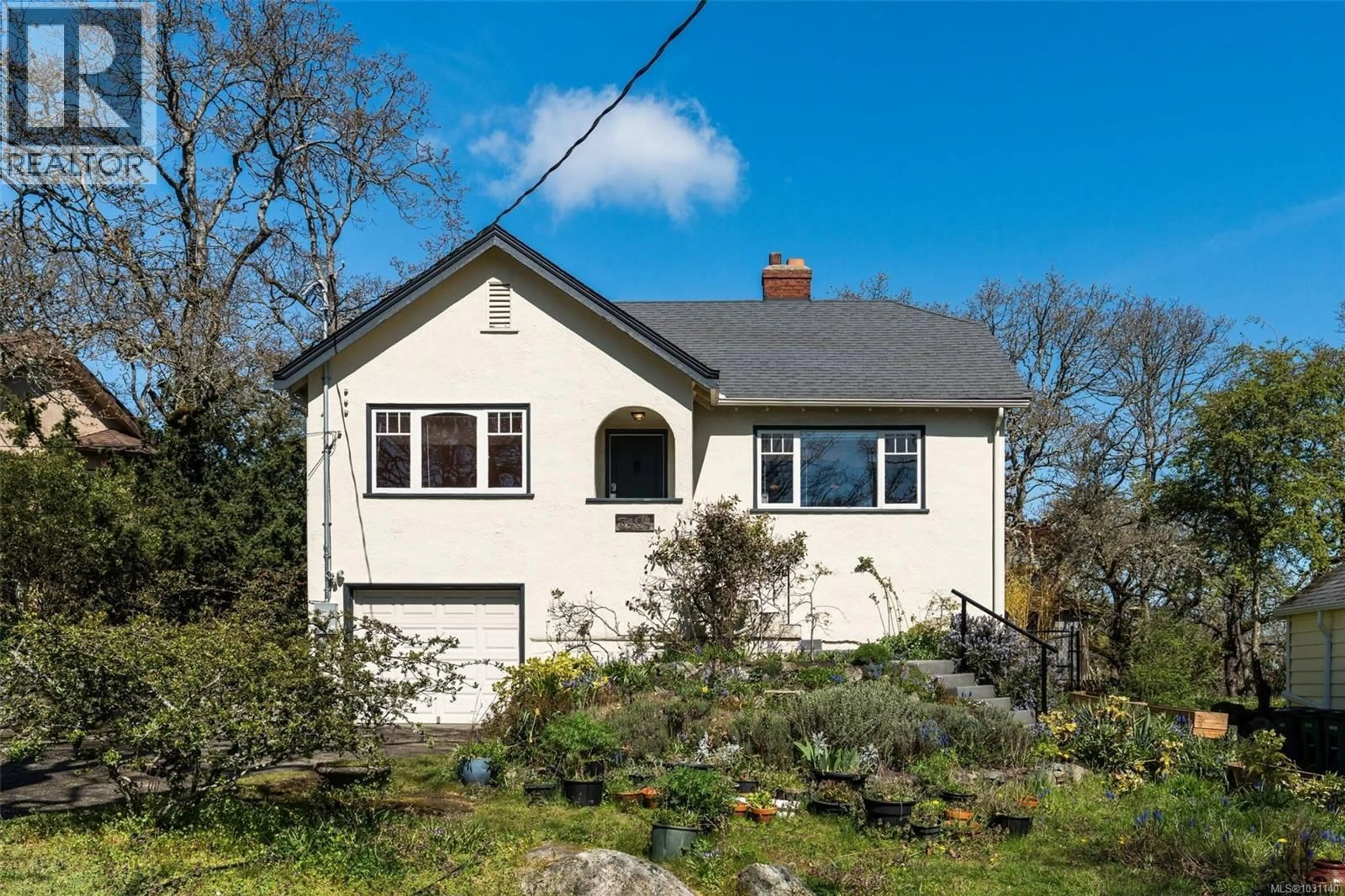 Home with vinyl exterior material, street for 3404 CONNORTON LANE, Saanich British Columbia V8P3K1