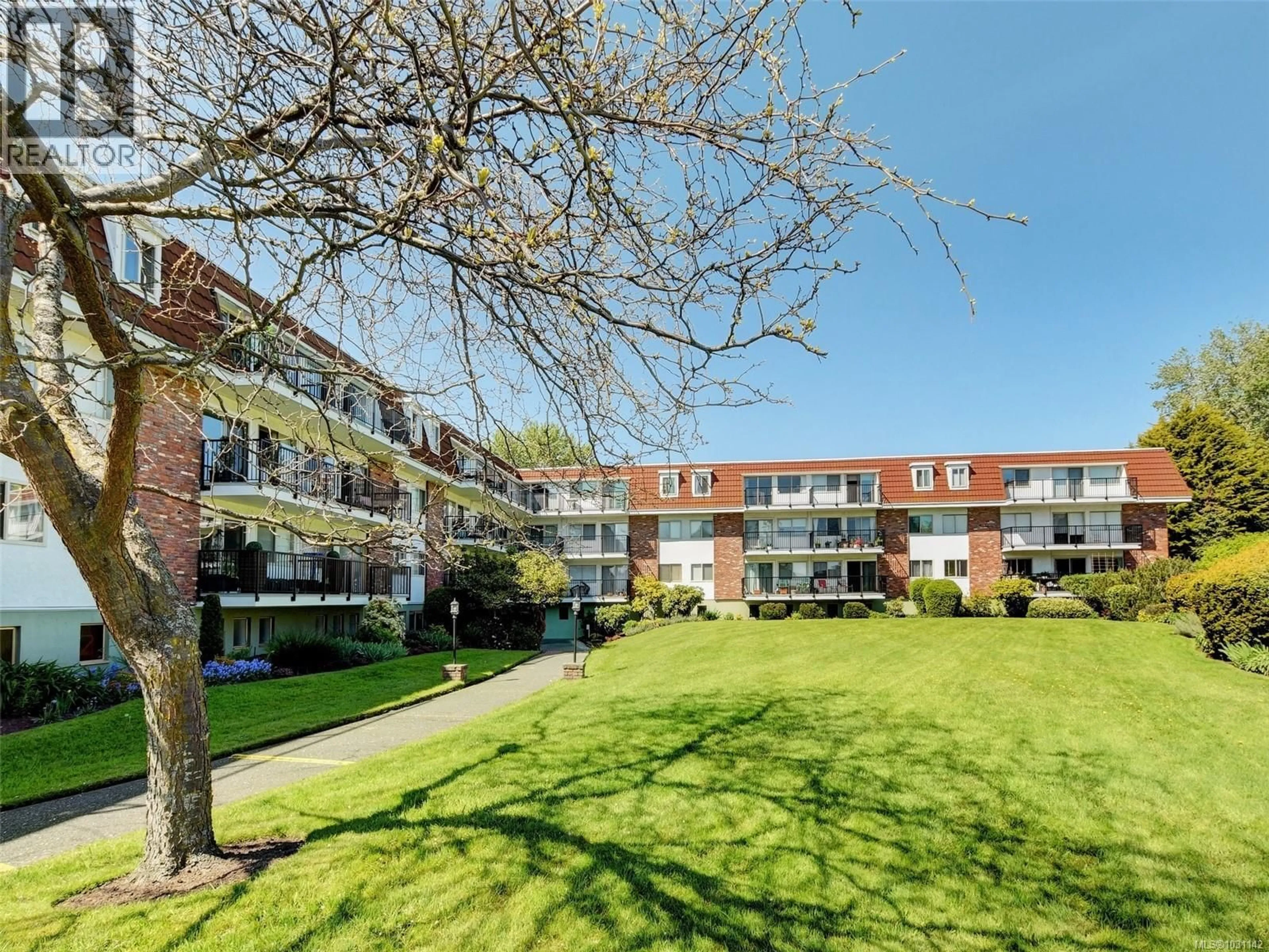 A pic from outside/outdoor area/front of a property/back of a property/a pic from drone, street for 117 - 1680 POPLAR AVENUE, Saanich British Columbia V8P4K7