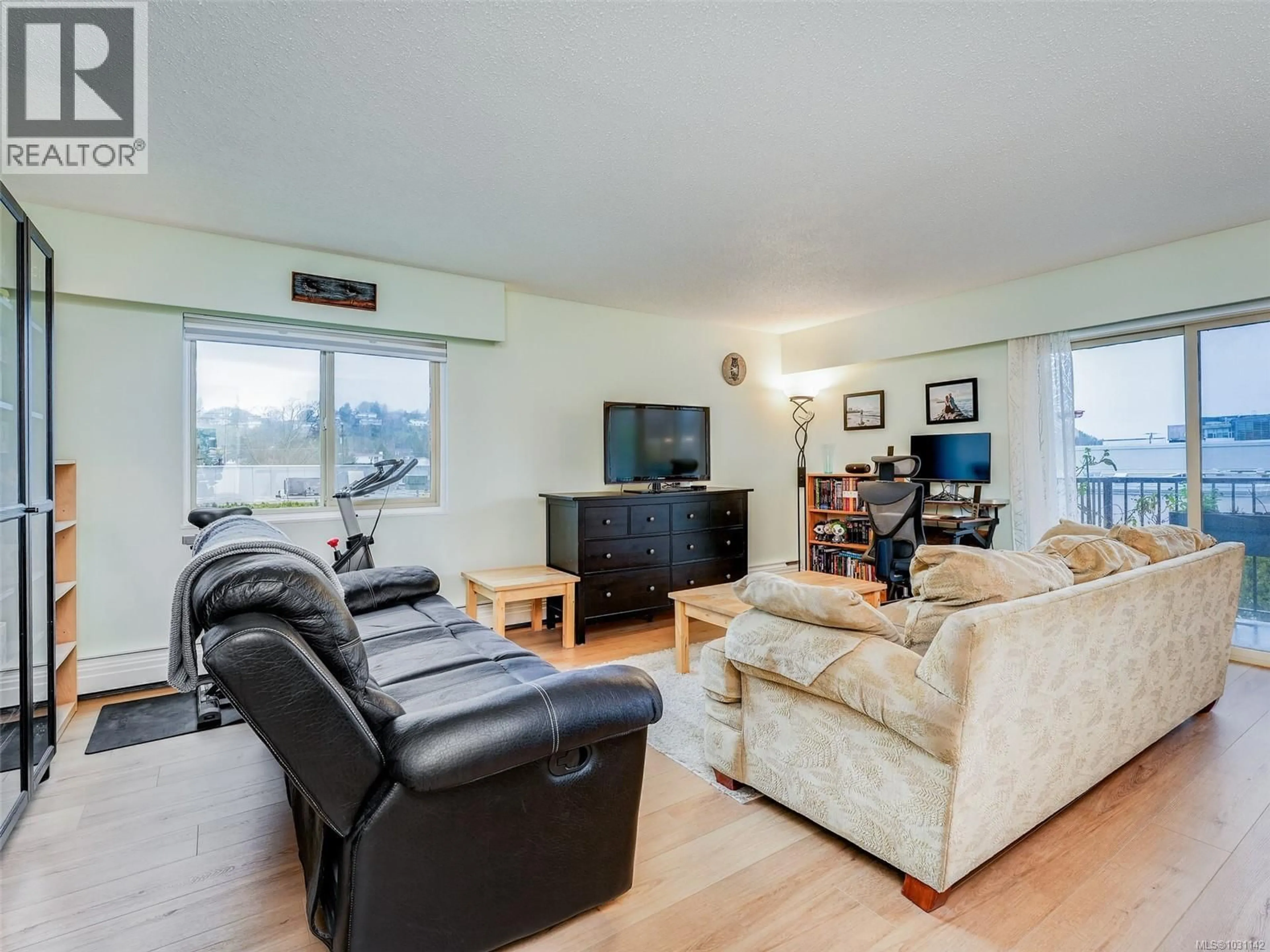 Living room with furniture, wood/laminate floor for 117 - 1680 POPLAR AVENUE, Saanich British Columbia V8P4K7
