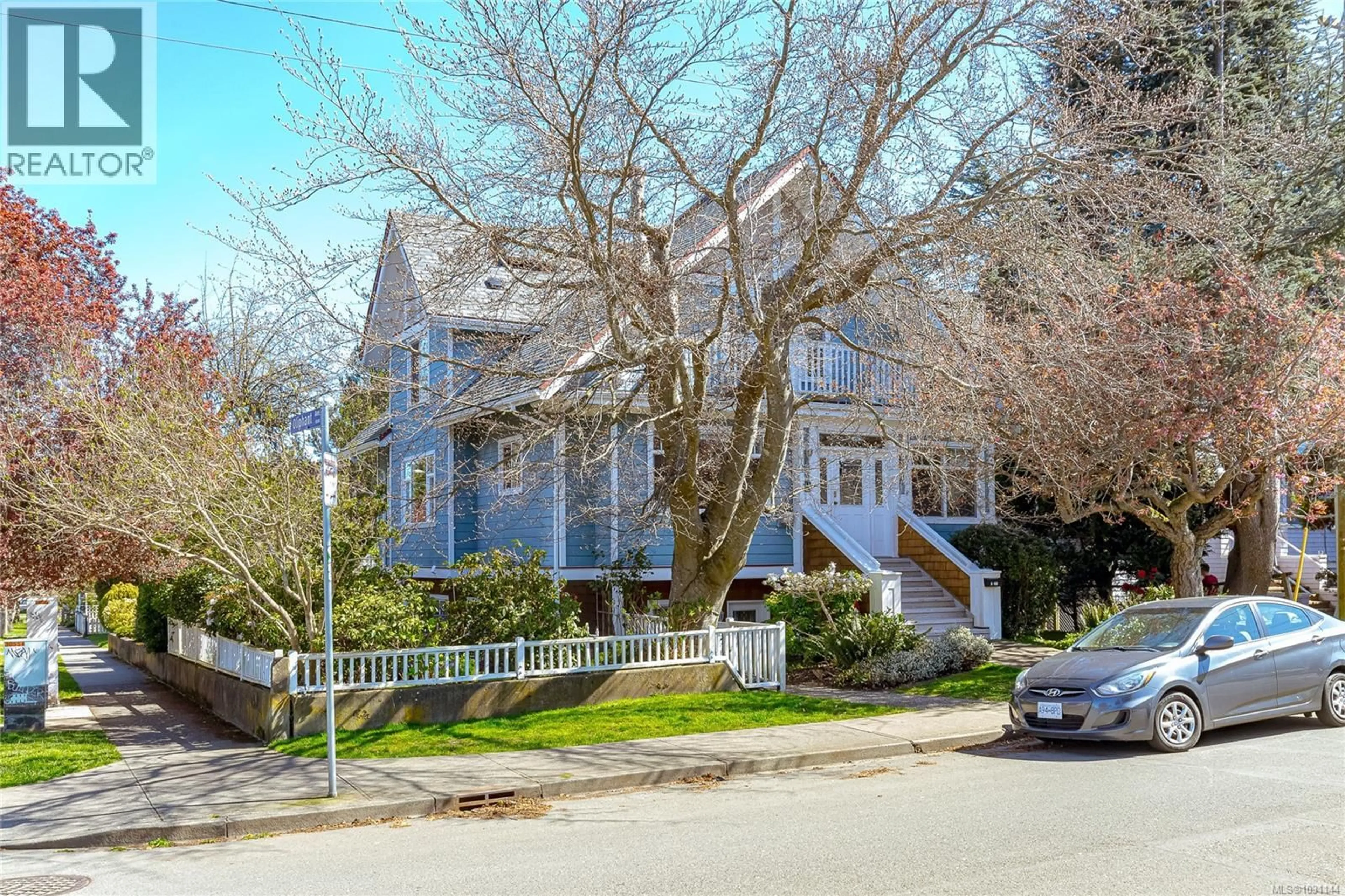 A pic from outside/outdoor area/front of a property/back of a property/a pic from drone, street for 1 - 225 VANCOUVER STREET, Victoria British Columbia V8V3S9