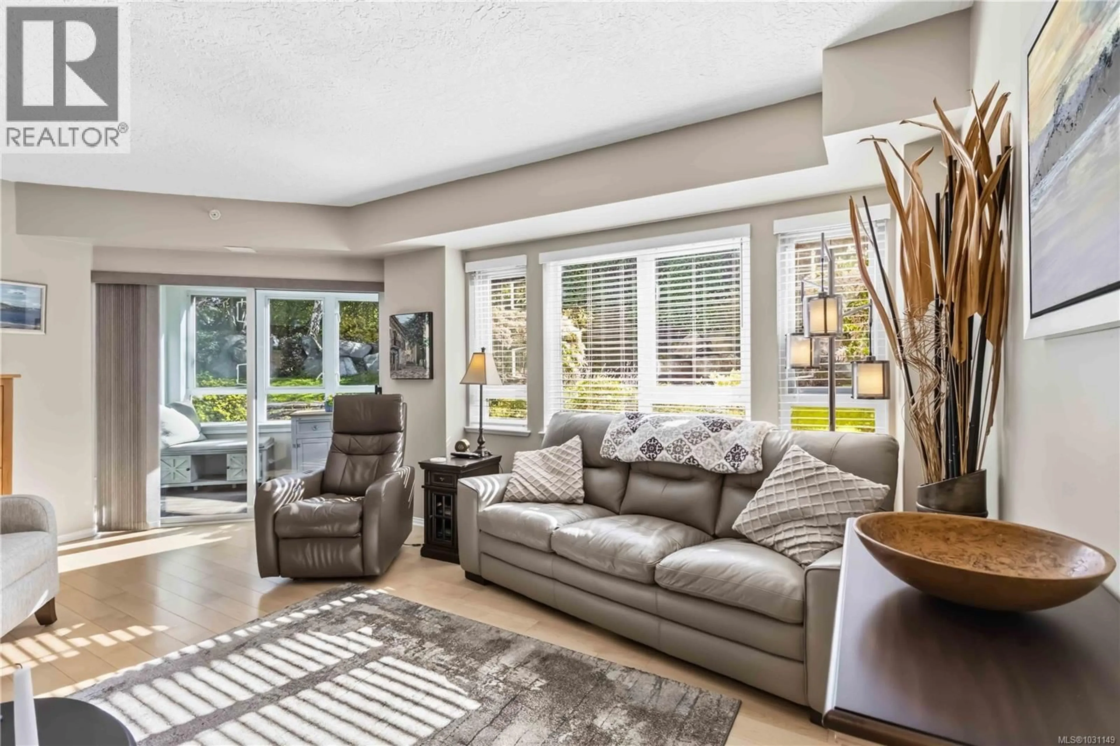 Living room with furniture, unknown for 101 - 1521 CHURCH AVENUE, Saanich British Columbia V8V5T2