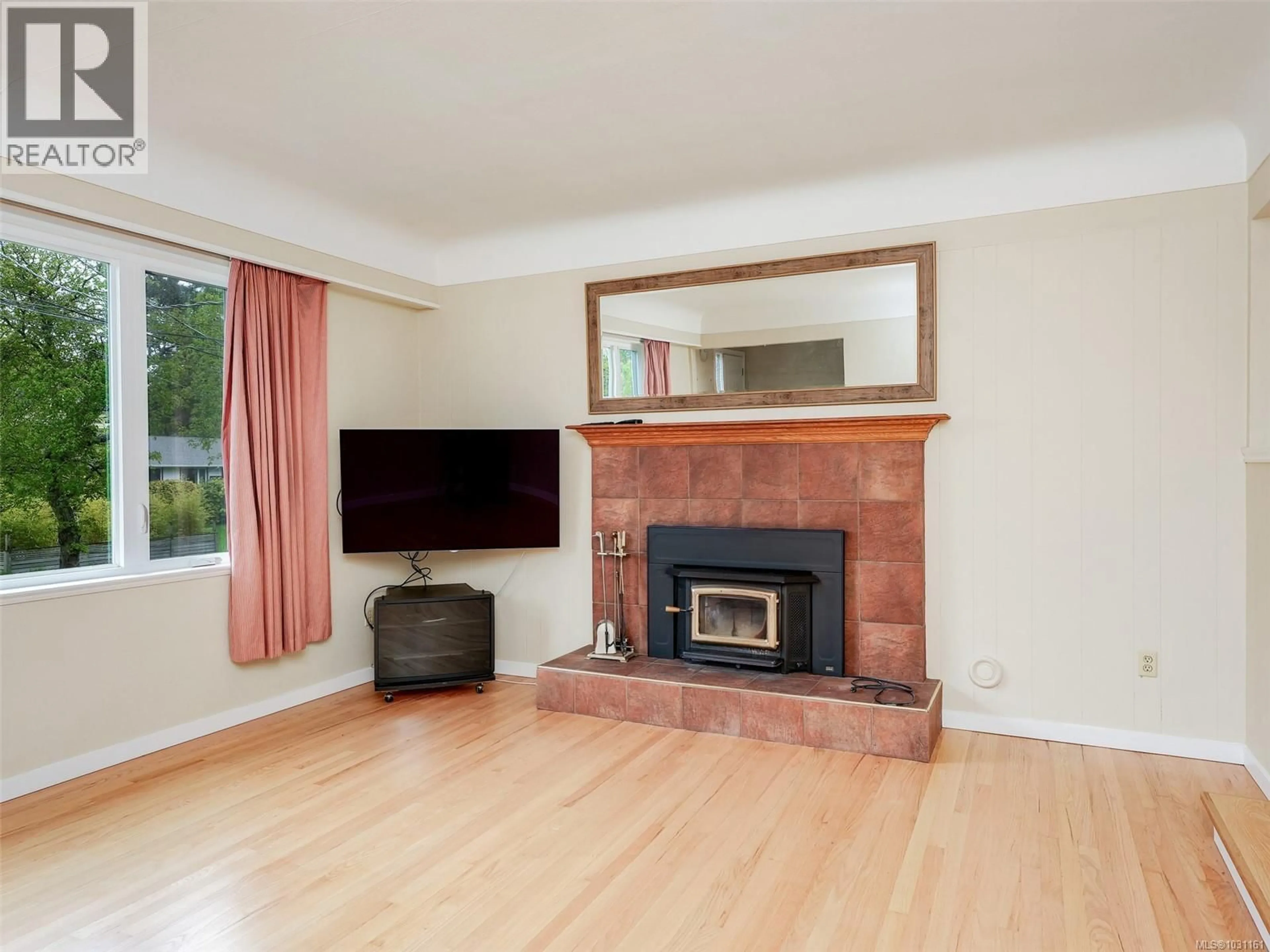 Living room with furniture, wood/laminate floor for 984 BRIGHTON CRESCENT, Victoria British Columbia V8S2G5