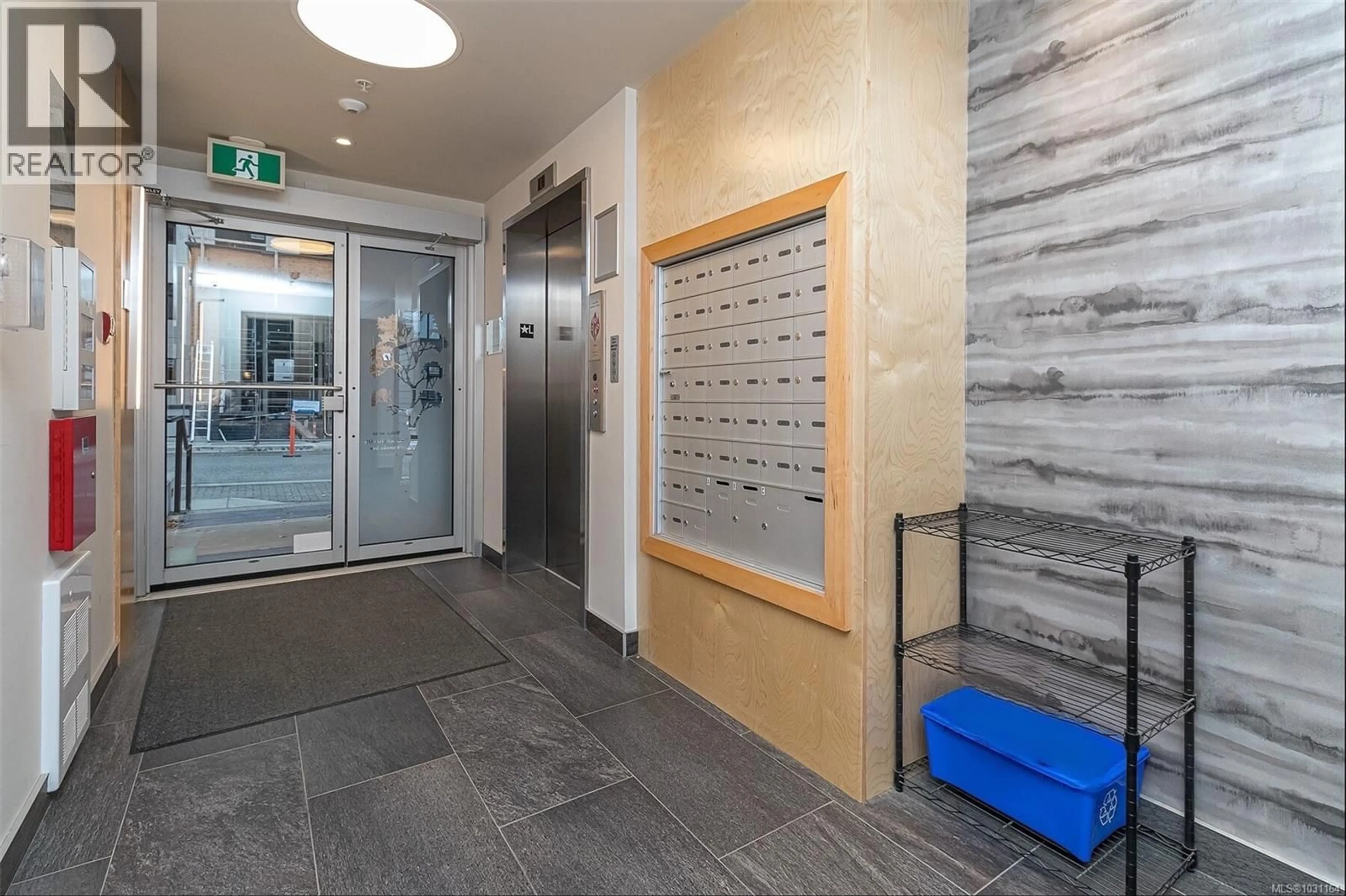 Indoor foyer for 307 - 2500 HACKETT CRESCENT, Central Saanich British Columbia V8M0C1