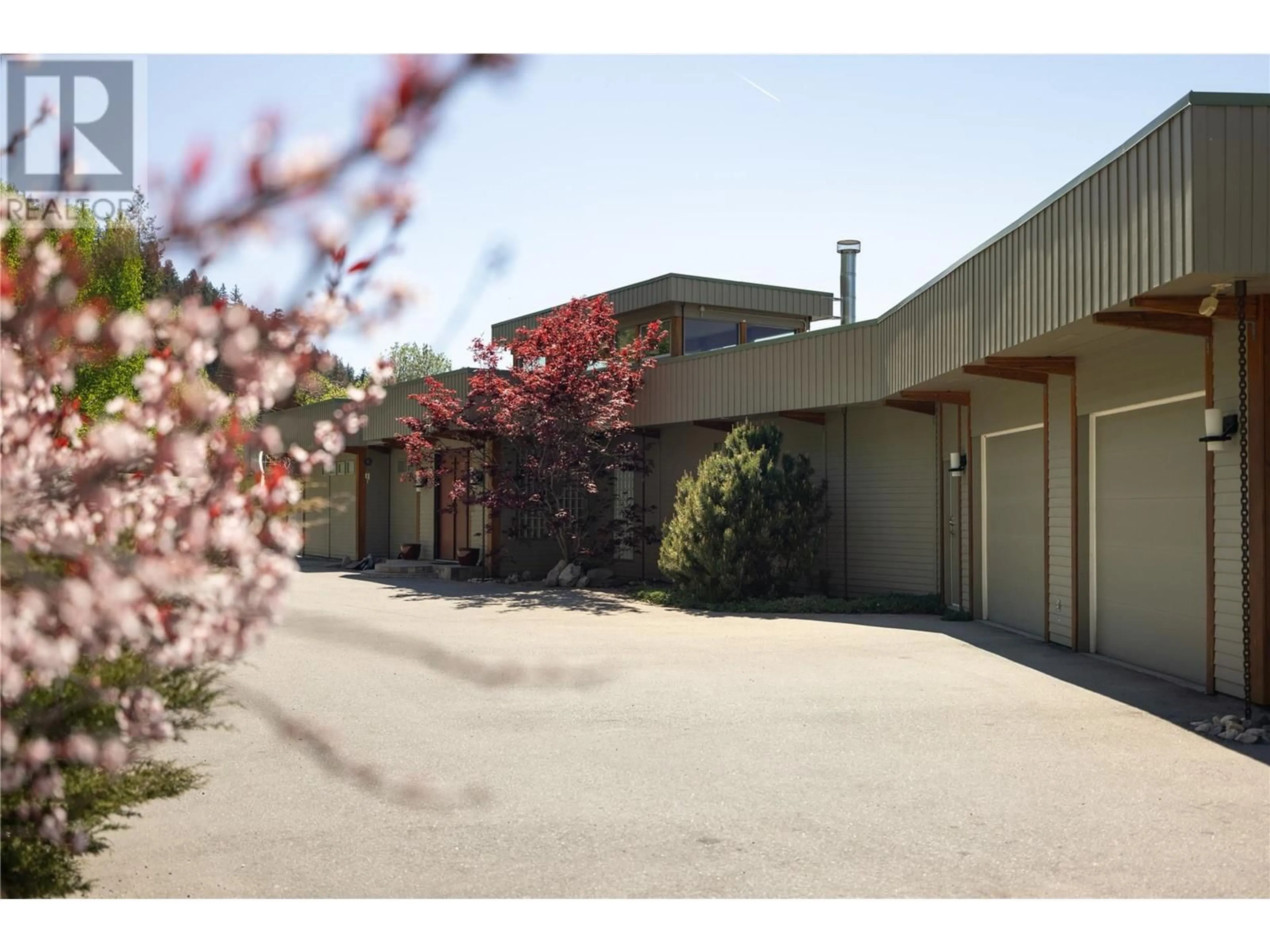 Indoor foyer for 5454 KINGSVIEW ROAD, Vernon British Columbia V1B3J5