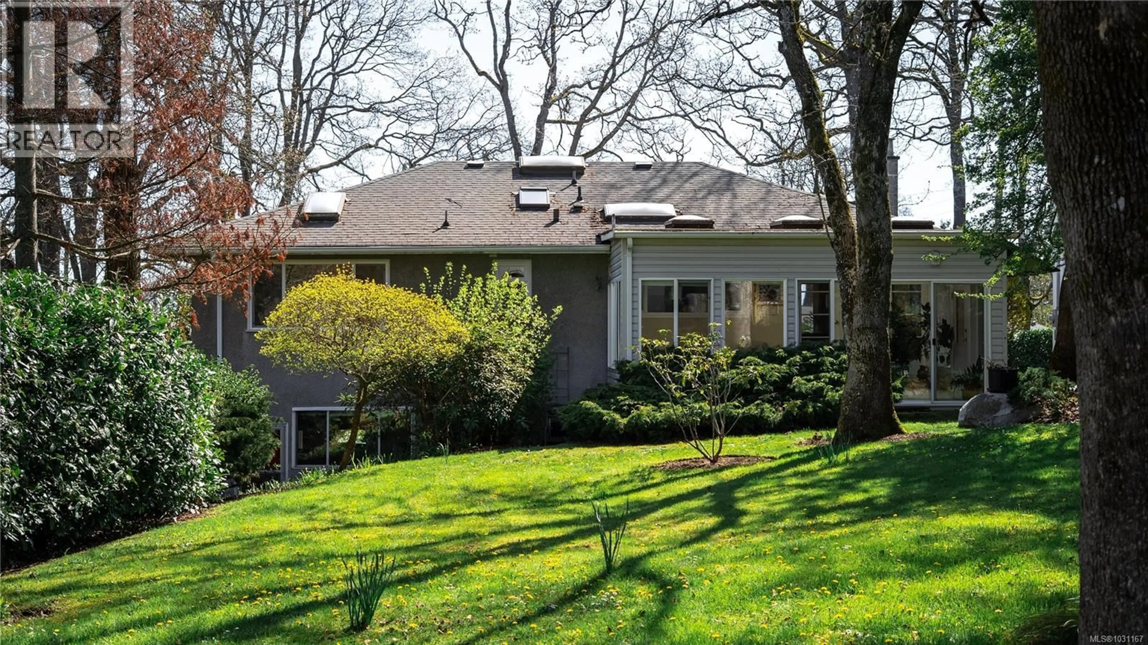 Home with vinyl exterior material, street for 1610 SONRIA PLACE, Saanich British Columbia V8P1P4