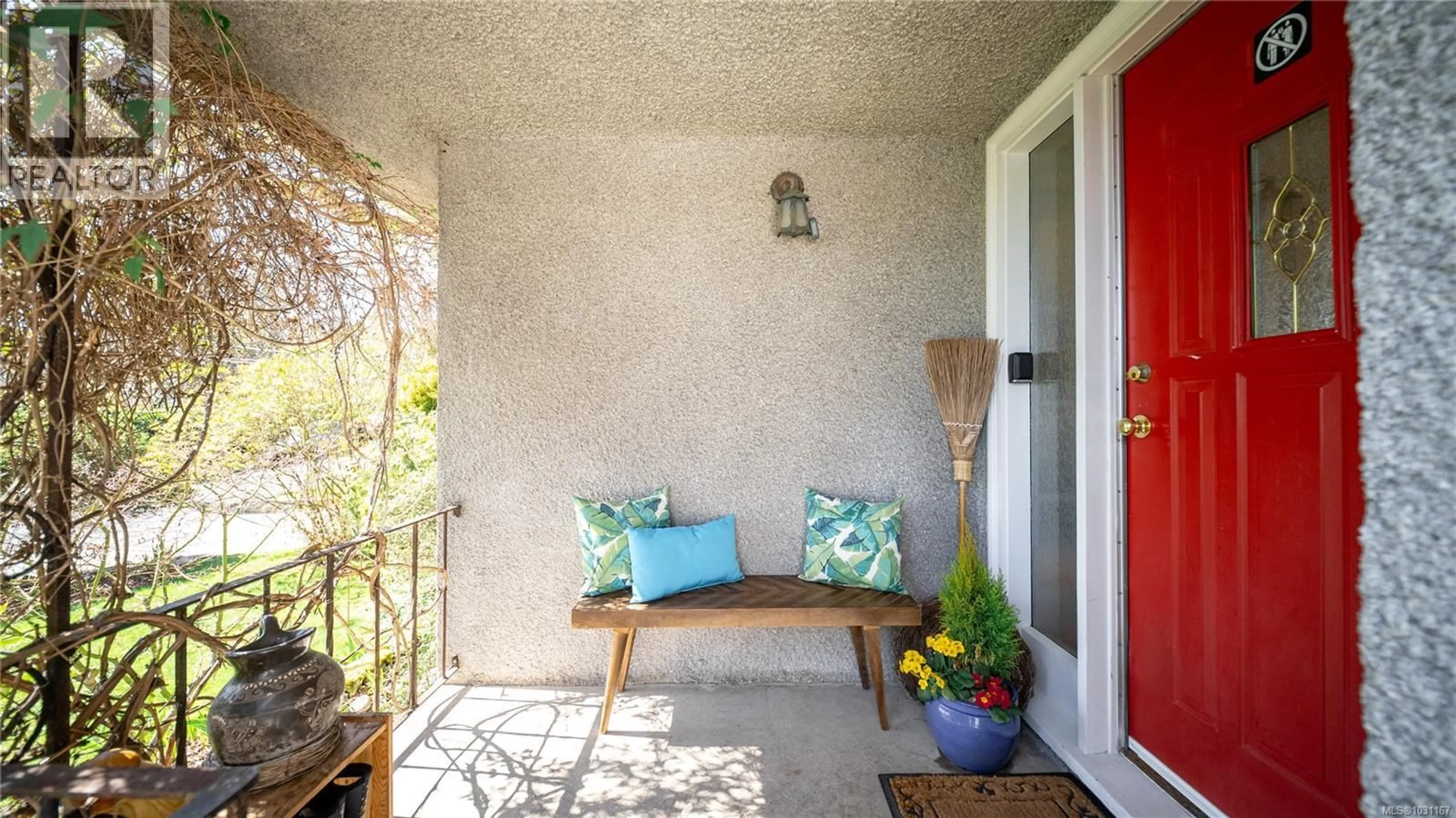 Patio, street for 1610 SONRIA PLACE, Saanich British Columbia V8P1P4