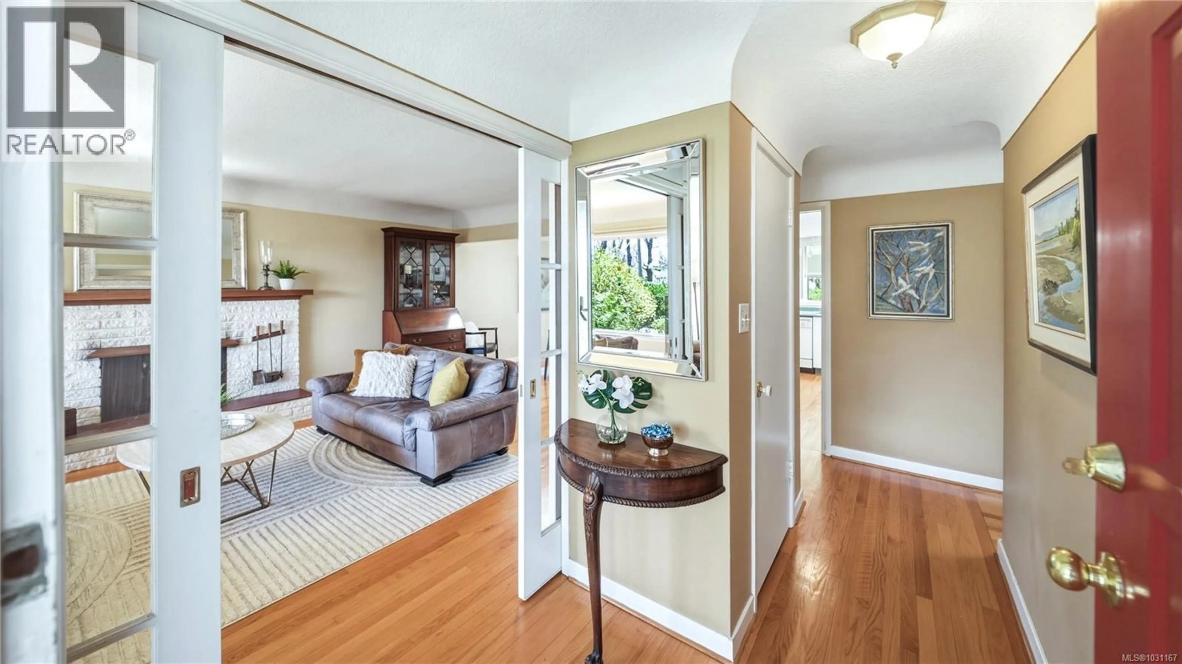 Indoor entryway for 1610 SONRIA PLACE, Saanich British Columbia V8P1P4