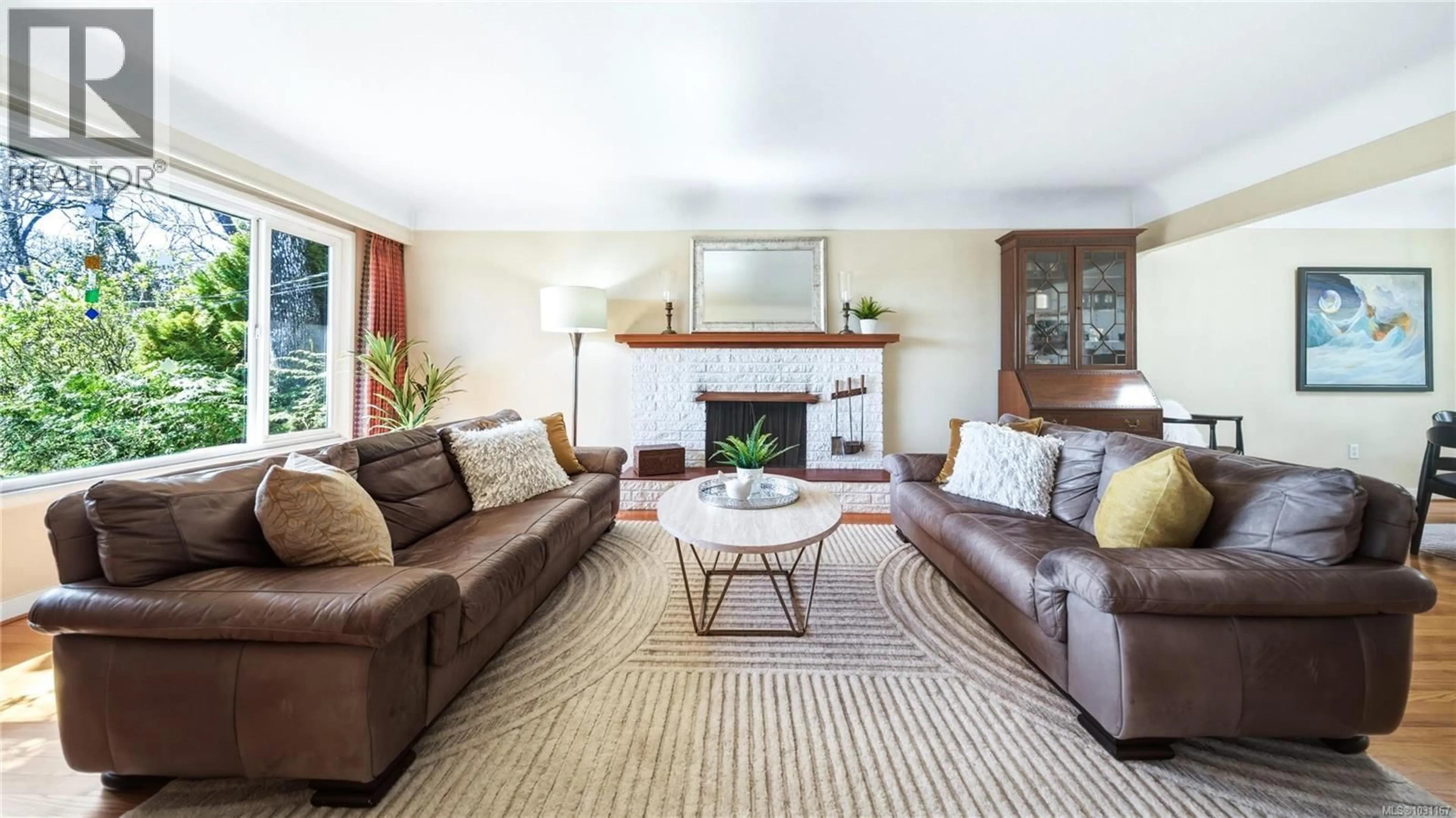 Living room with furniture, unknown for 1610 SONRIA PLACE, Saanich British Columbia V8P1P4