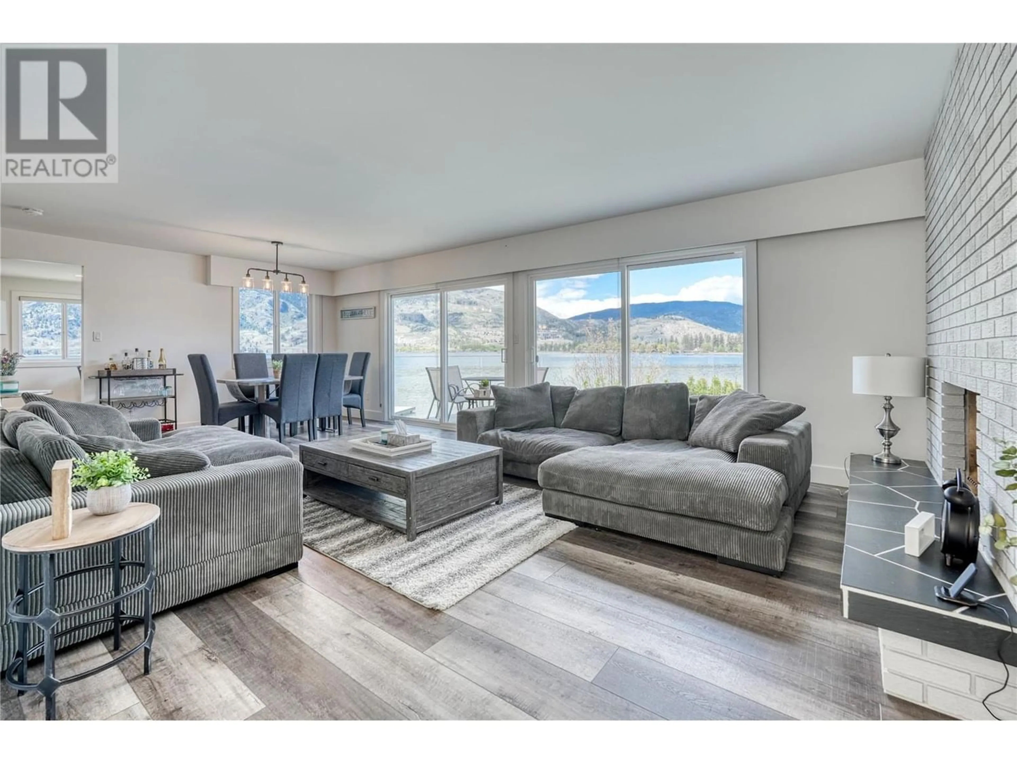 Living room for 3951 Lakeside Road, Penticton British Columbia V2A8W3