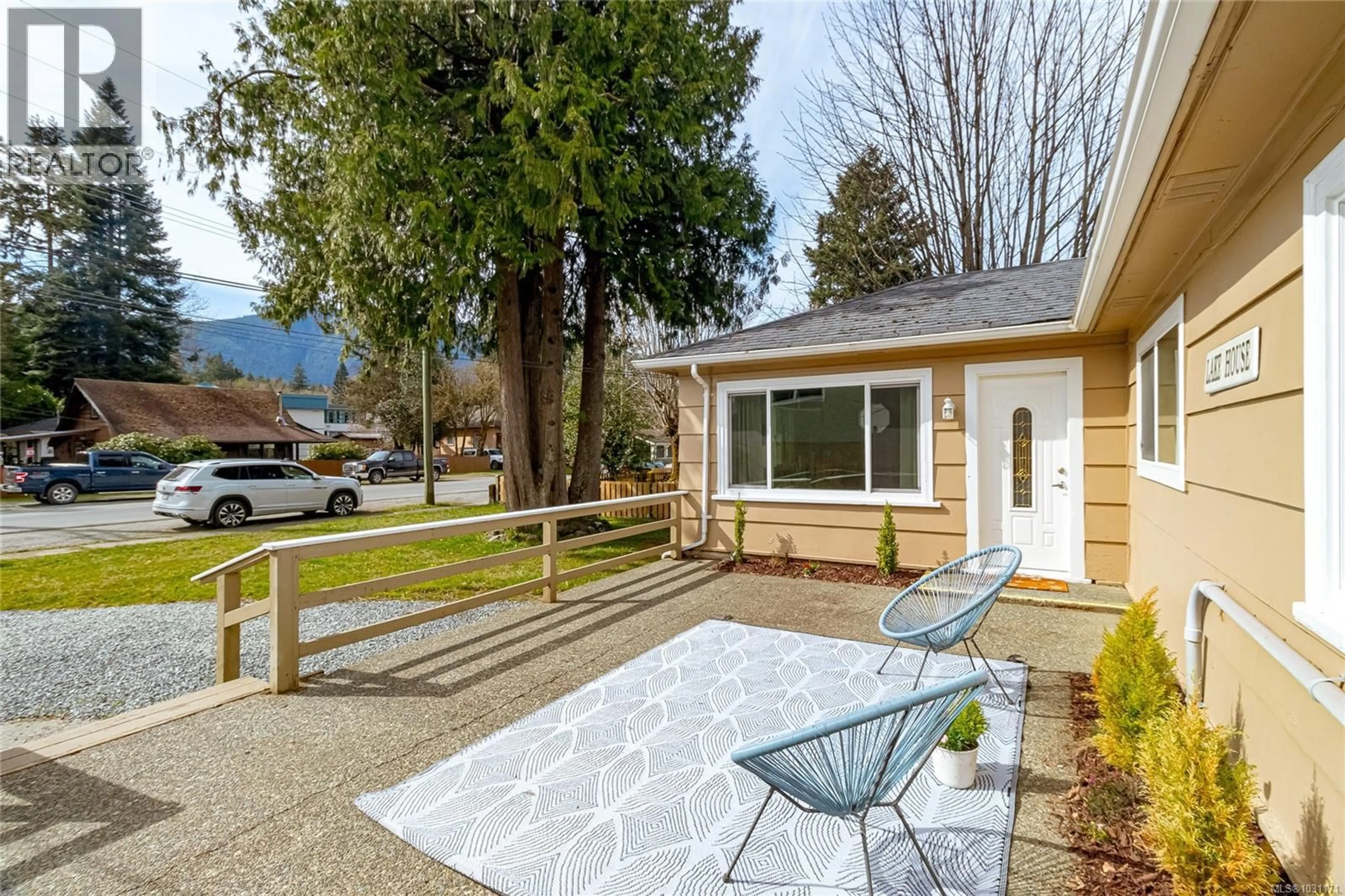 Patio, mountain view for 73 COWICHAN AVENUE WEST, Lake Cowichan British Columbia V0R2G1