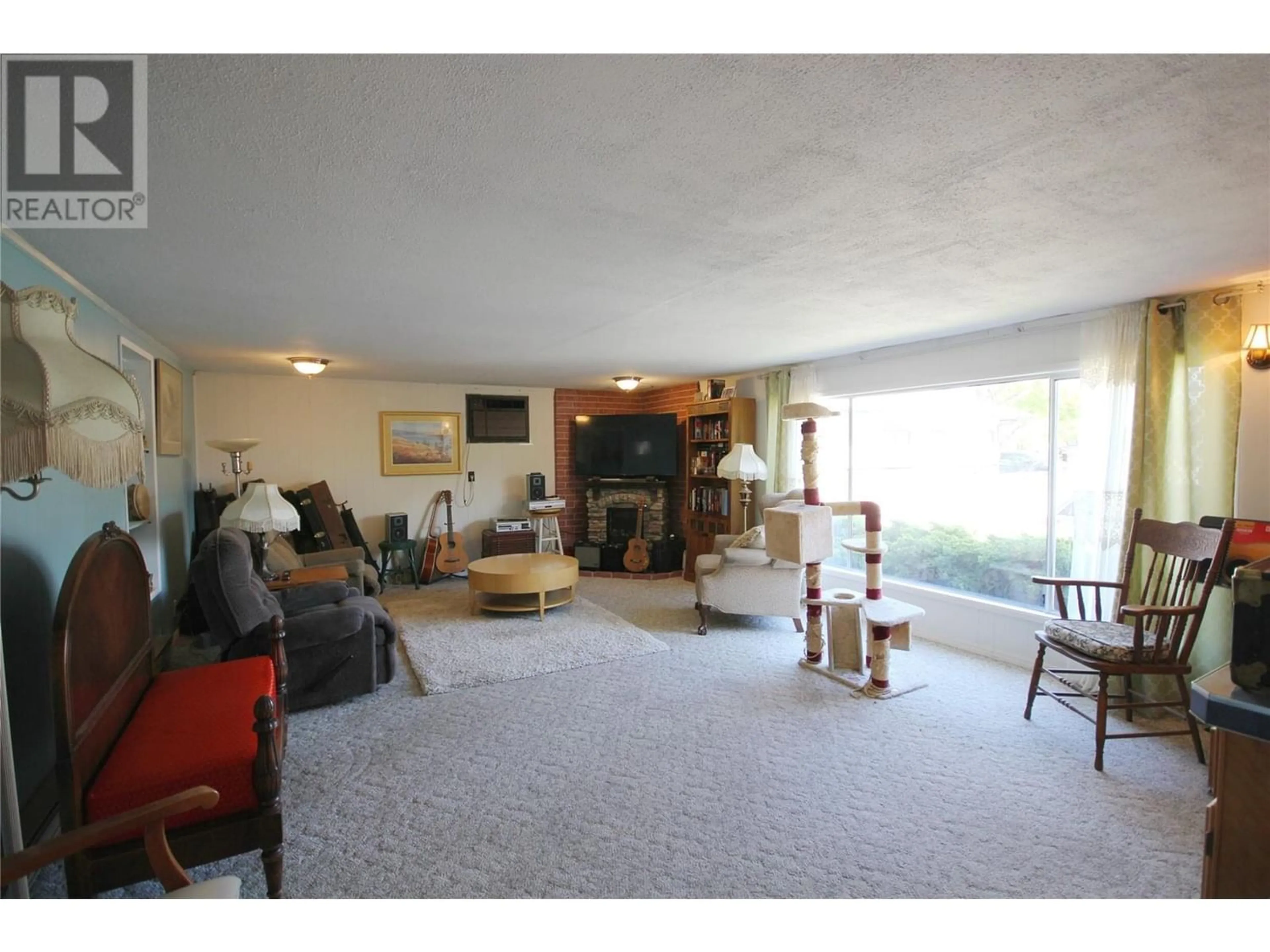 Living room for 402 CONKLIN Avenue, Penticton British Columbia V2A2T4