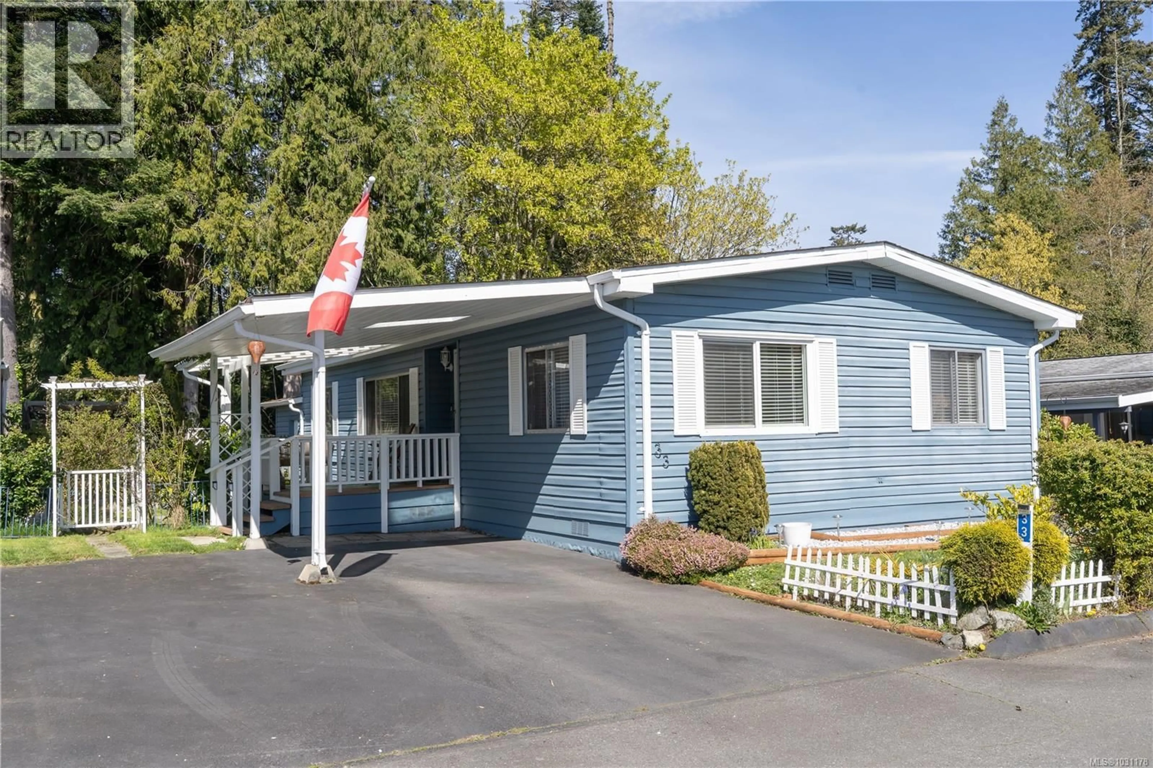 Home with vinyl exterior material, street for 33 - 7701 CENTRAL SAANICH ROAD, Central Saanich British Columbia V8M1X3
