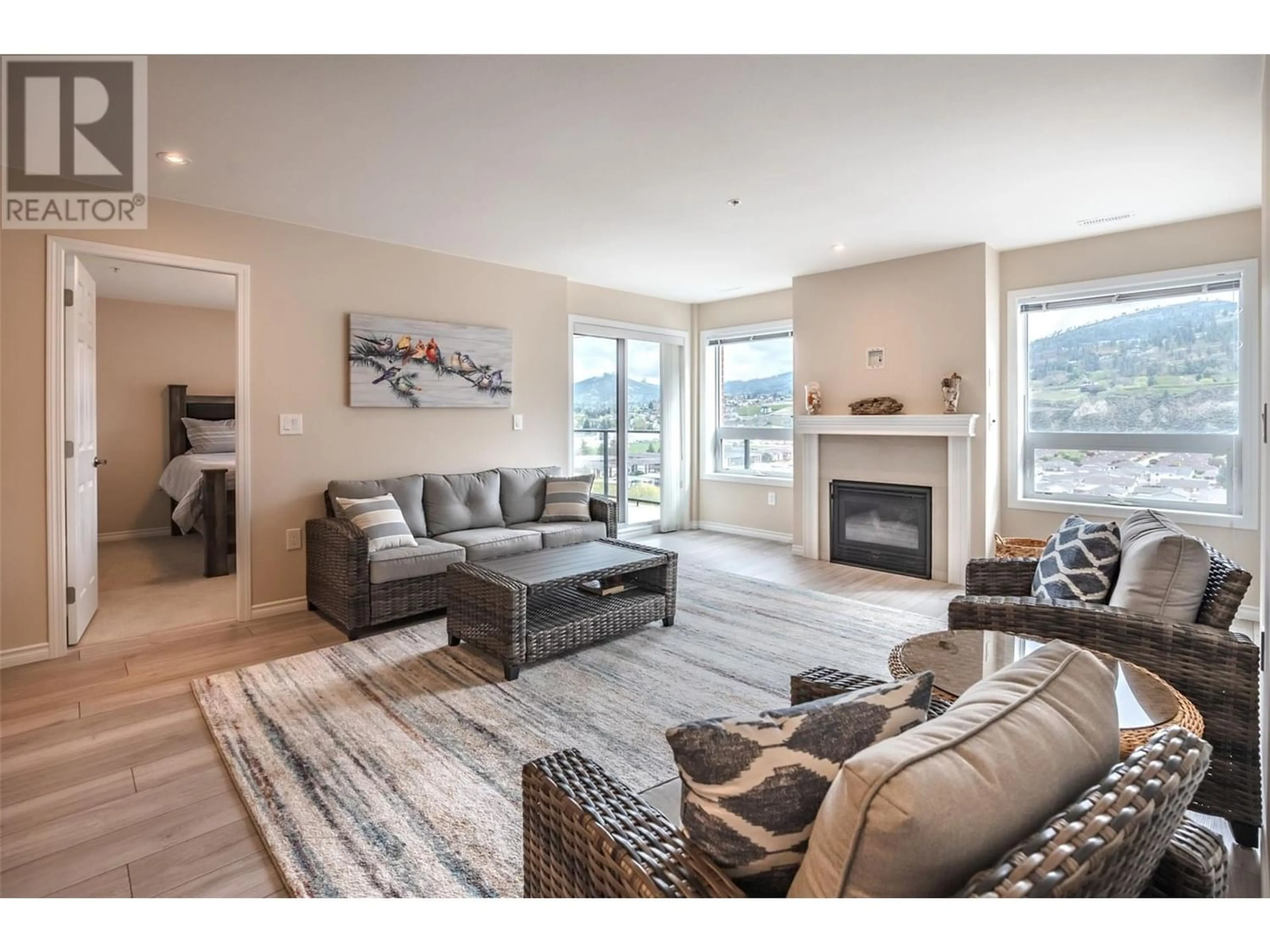 Living room for 3346 Skaha Lake Rd Unit# 1008, Penticton British Columbia V2A0H6