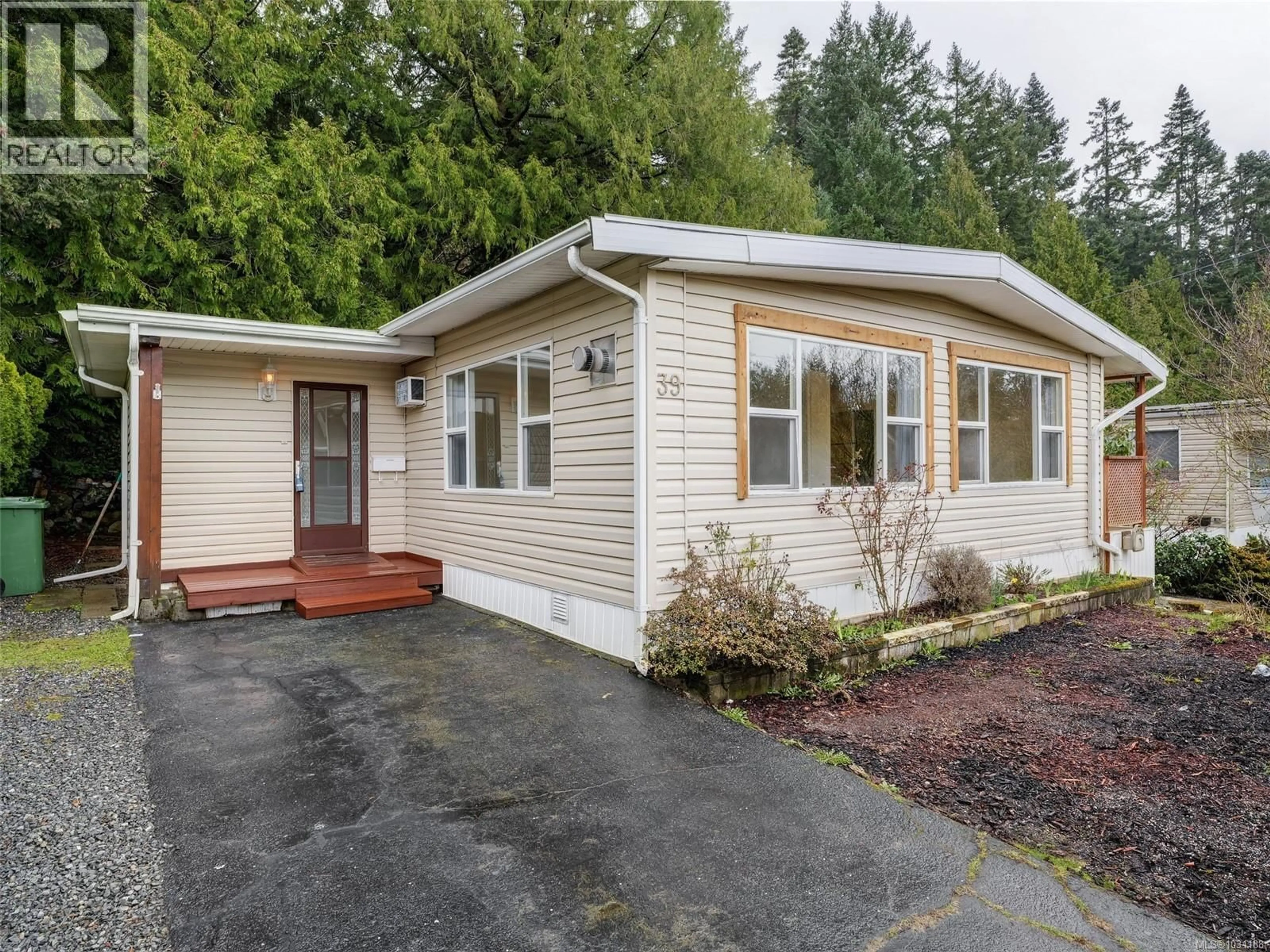 Home with vinyl exterior material, street for 39 - 2587 SELWYN ROAD, Langford British Columbia V9B4V4