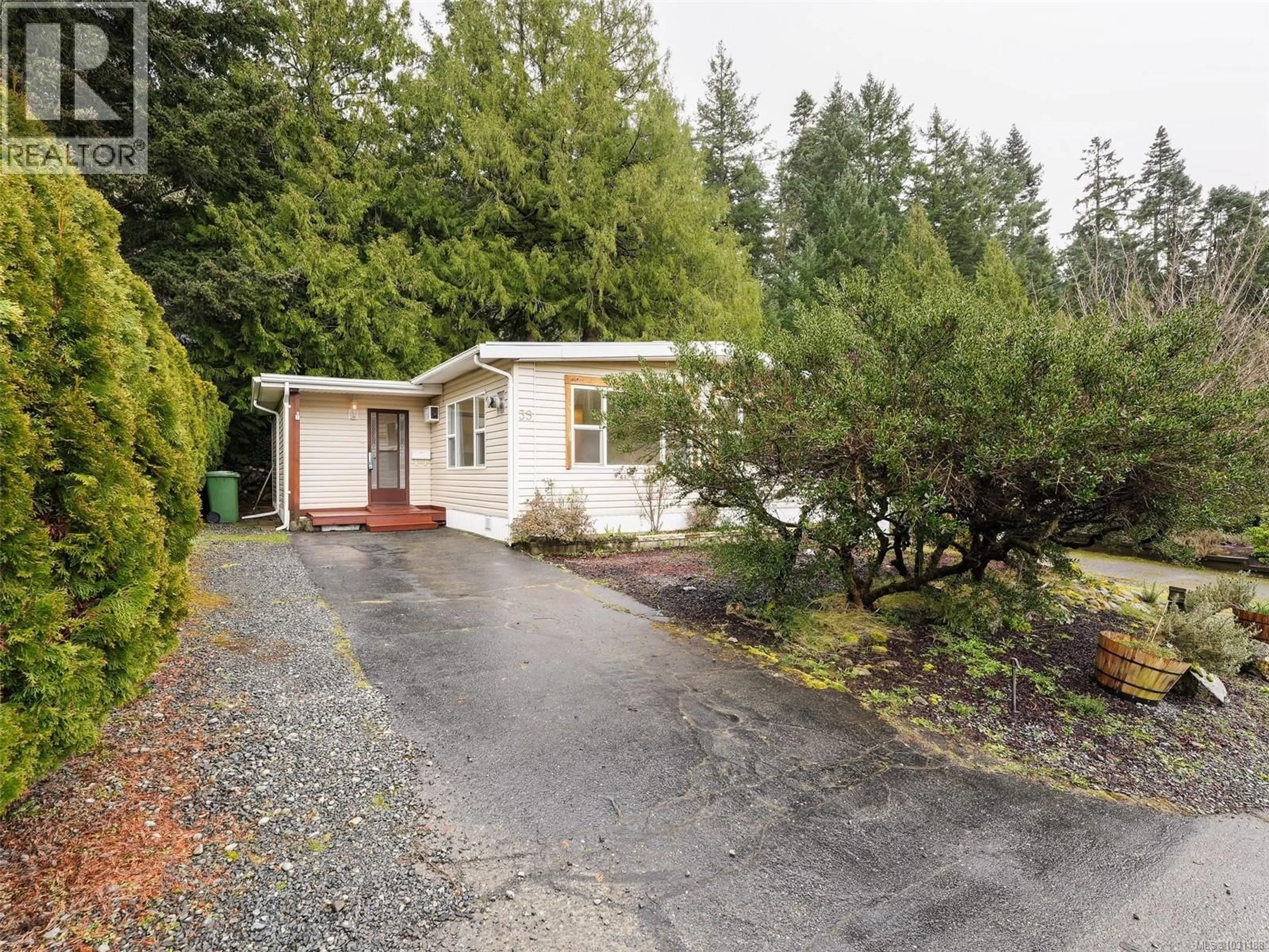 Home with vinyl exterior material, street for 39 - 2587 SELWYN ROAD, Langford British Columbia V9B4V4