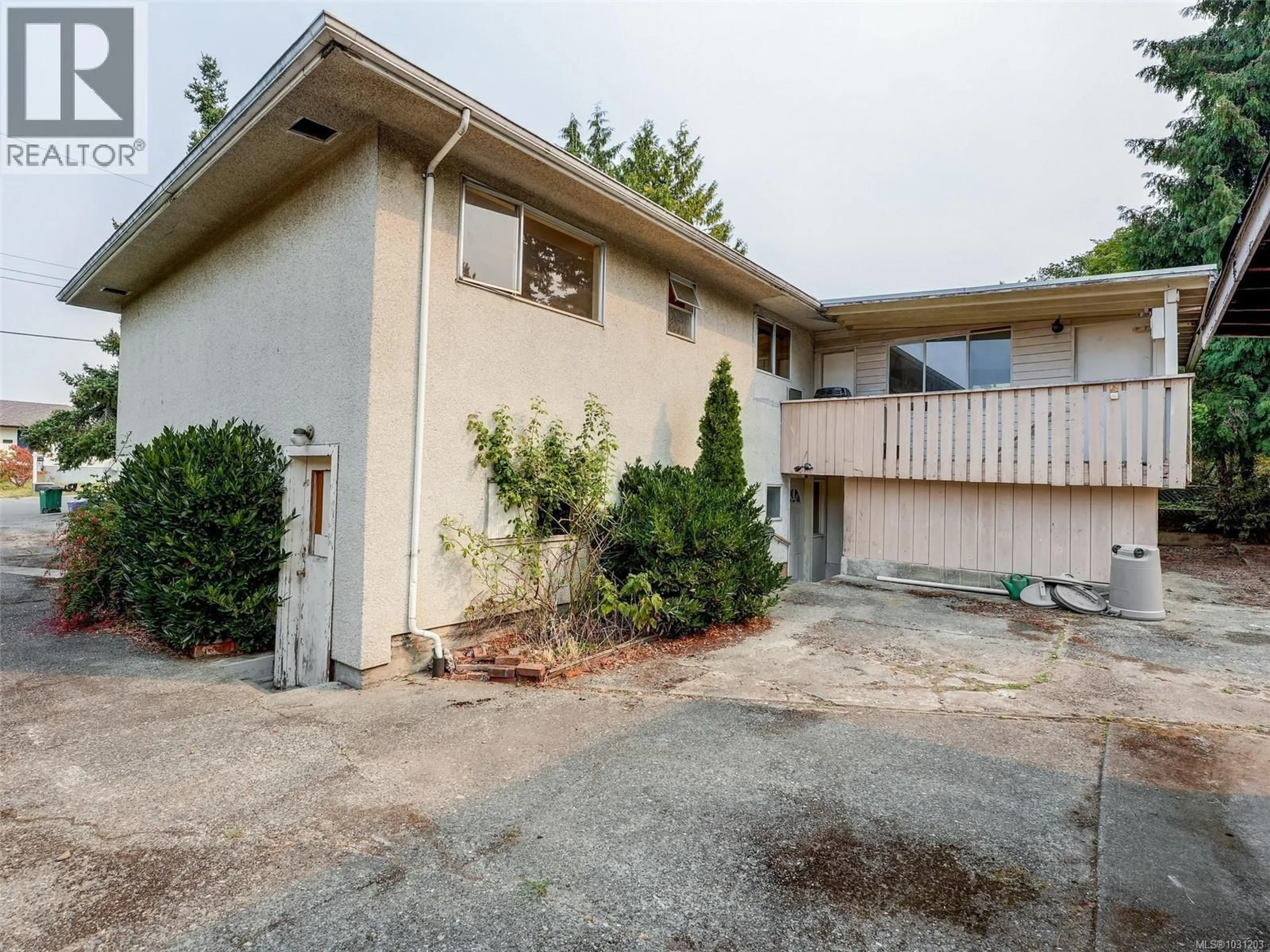 Unknown for 723 GENEVIEVE ROAD, Saanich British Columbia V8X3R5